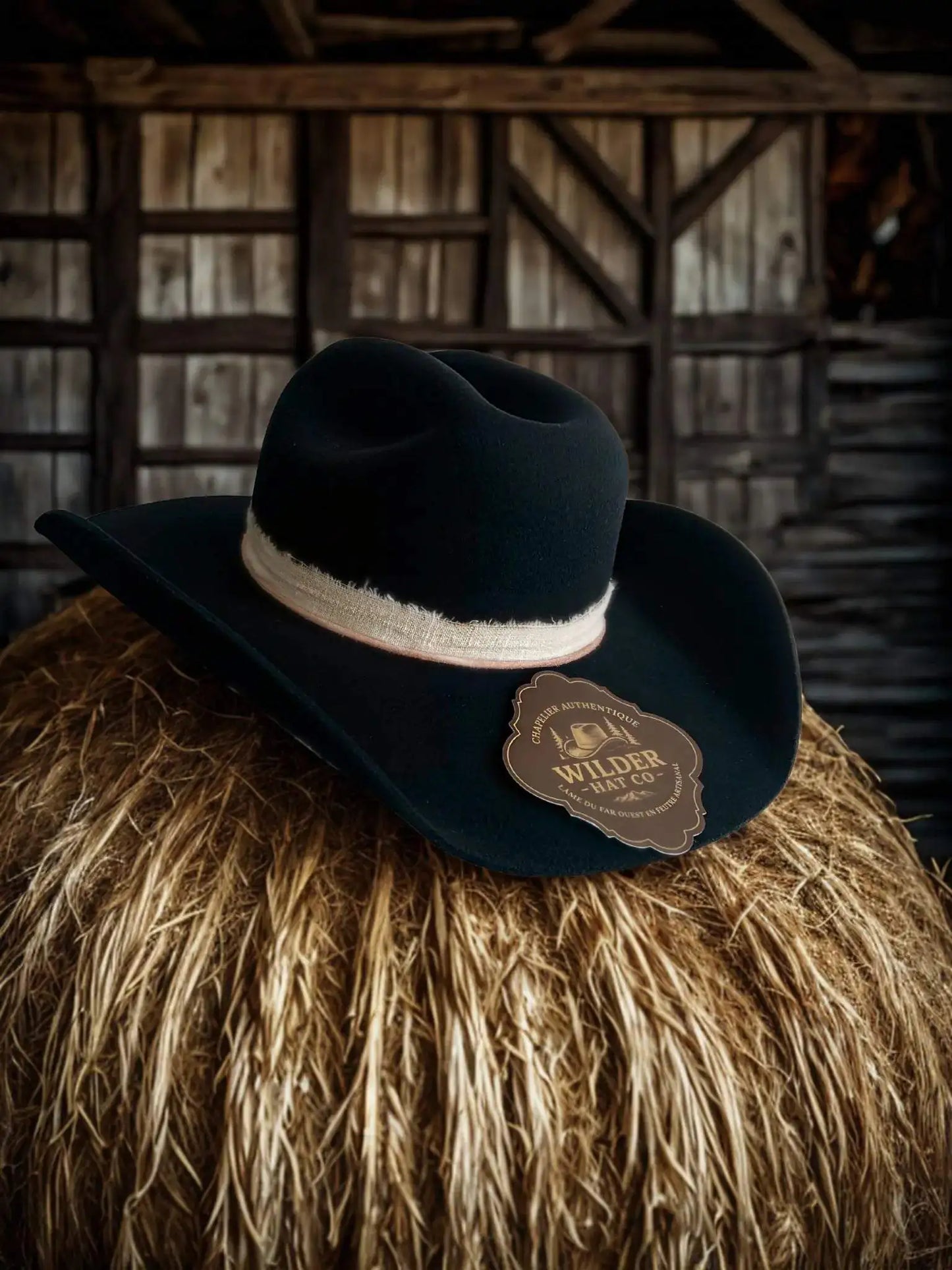 Chapeau feutre Deeploom de couleur bleu profond, style élégant, porté dans un décor crépusculaire.