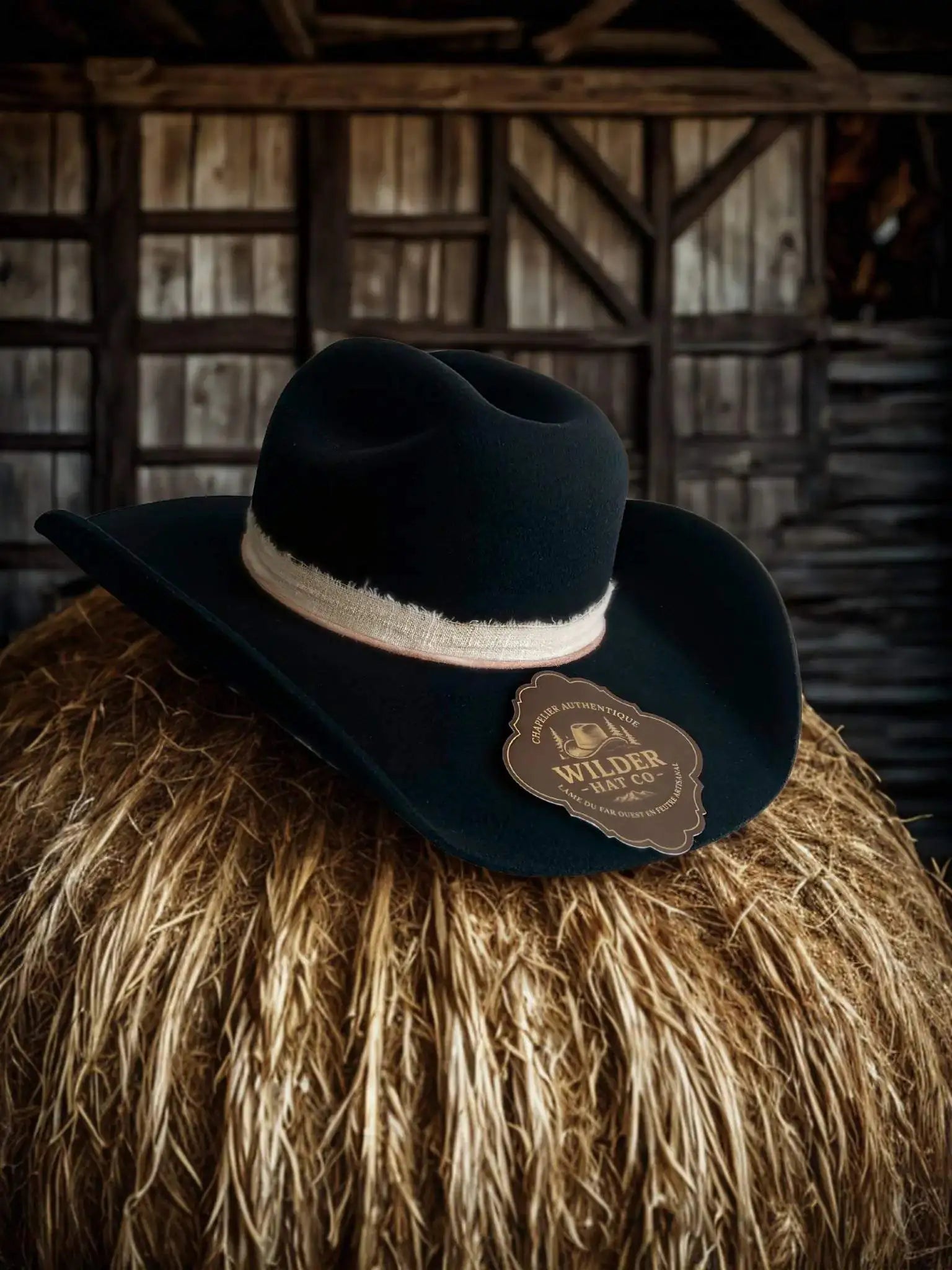 Chapeau feutre Deeploom de couleur bleu profond, style élégant, porté dans un décor crépusculaire.