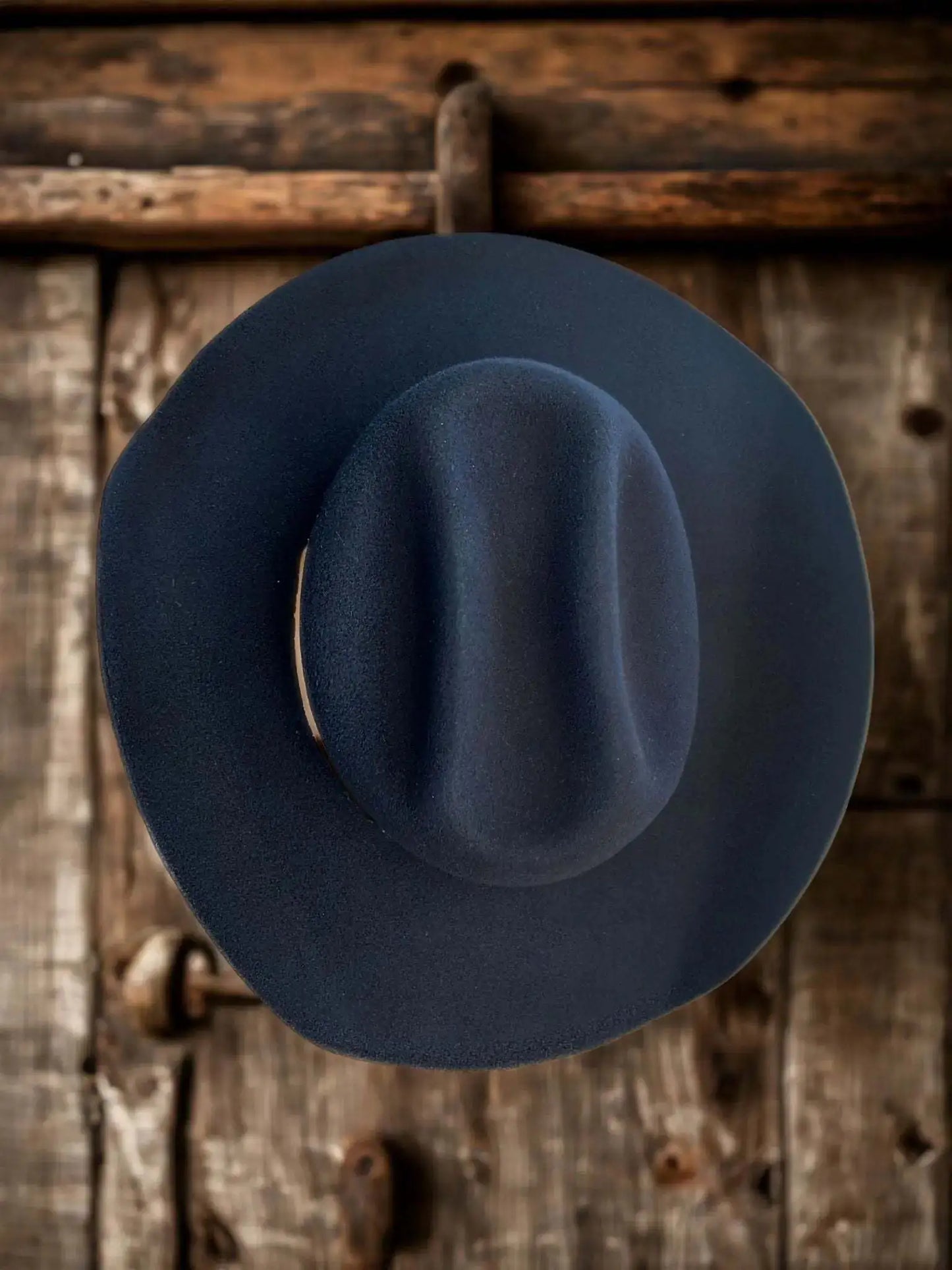 Chapeau feutre Deeploom de couleur bleu profond, style élégant, porté par un modèle, fond neutre.