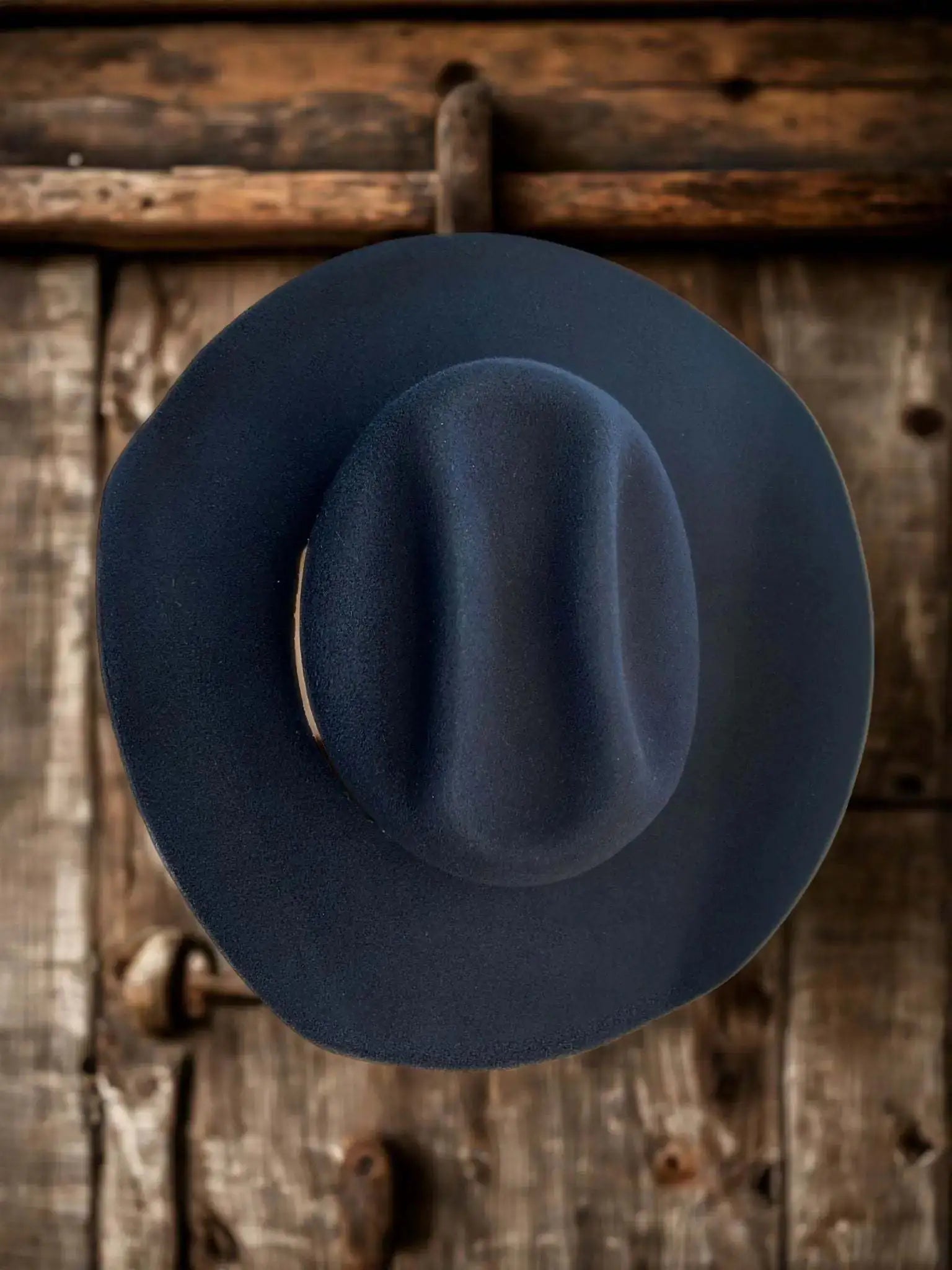 Chapeau feutre Deeploom de couleur bleu profond, style élégant, porté par un modèle, fond neutre.
