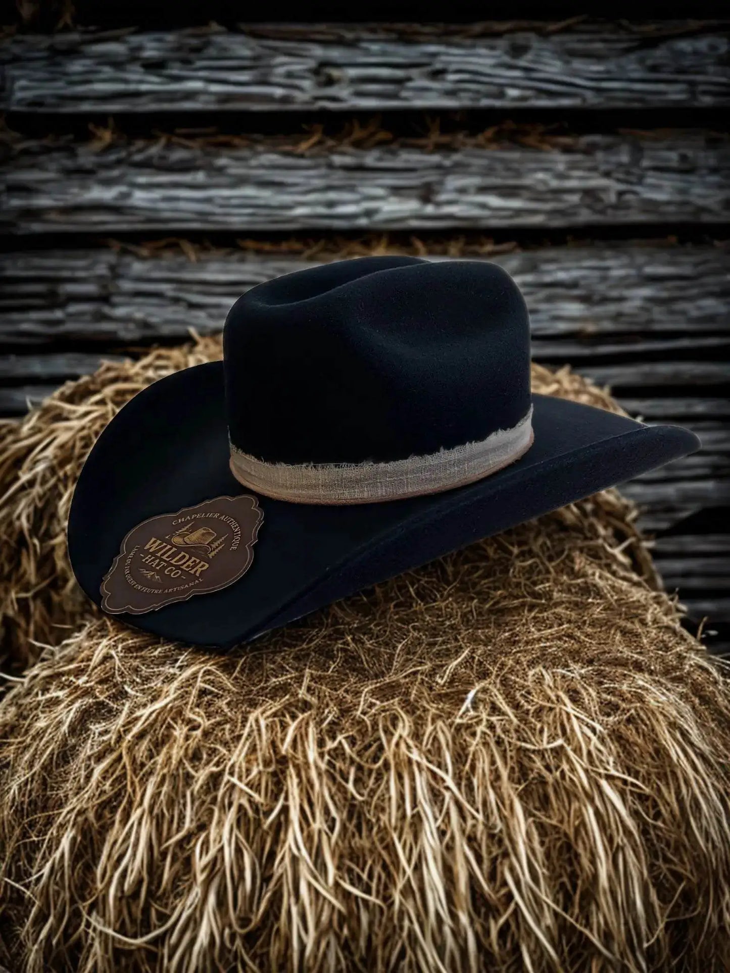 Chapeau en feutre Deeploom de couleur bleu profond, style crépusculaire, porté par un modèle, élégant et sophistiqué.
