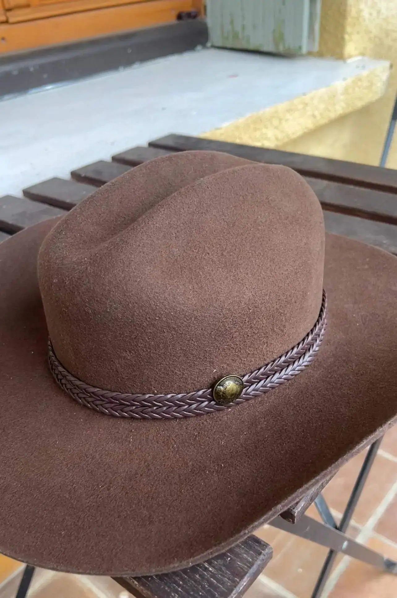 Chapeau Mesa Dusk de Wilder Shop, en feutre brun avec bord large, symbole d'authenticité et de mystère des terres sauvages de l'Ouest.