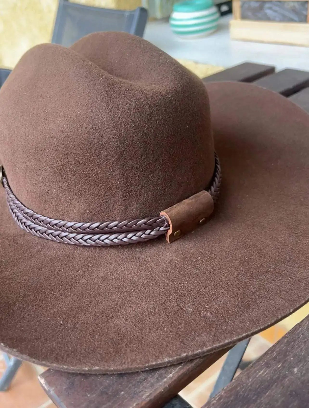 Chapeau Mesa Dusk de Wilder Shop, style authentique et mystérieux, en tissu brun, posé sur une surface en bois.