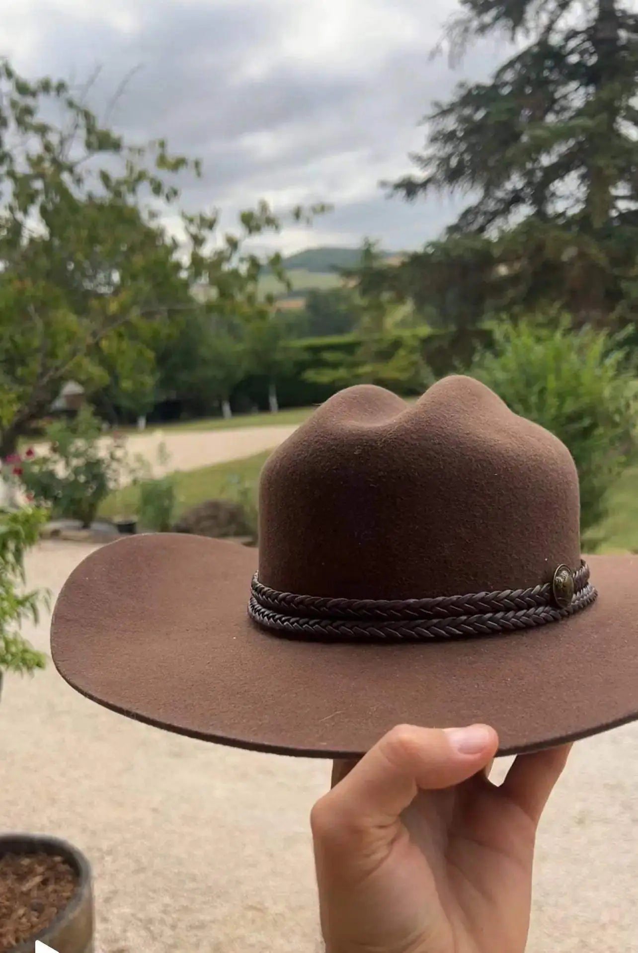 Chapeau Mesa Dusk de Wilder Shop, en feutre brun avec bord large, évoquant l'esprit des terres sauvages de l'Ouest.