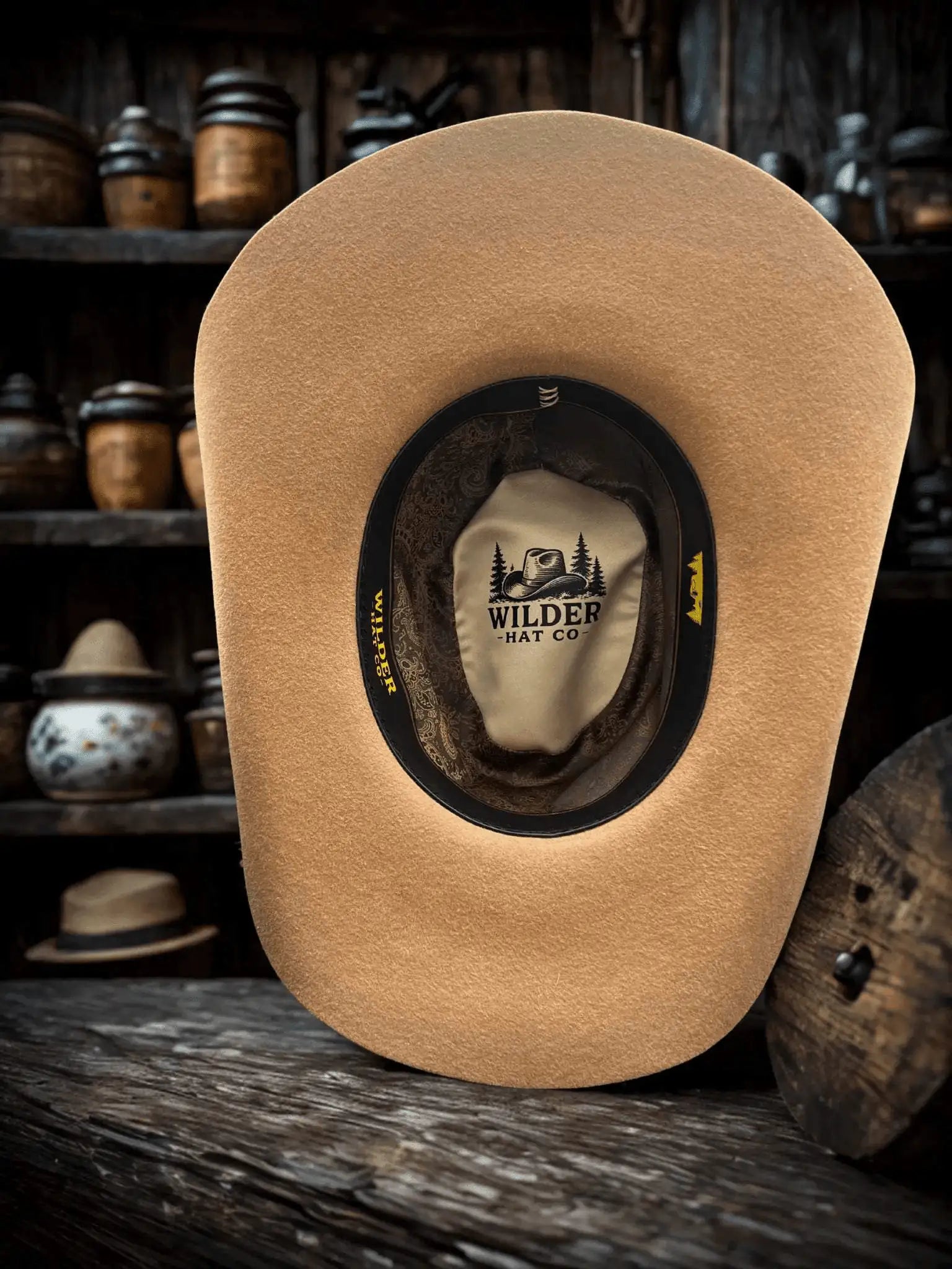 Chapeau sauvage 50X pour dompter les prairies, en tissu robuste, avec large brim, porté par un utilisateur en plein champ.