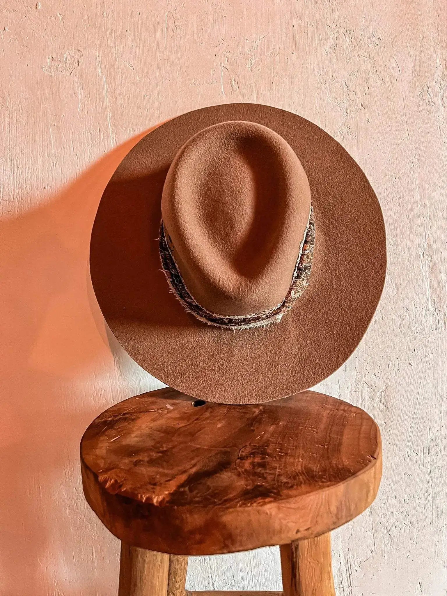 Chapeau d'été Wilder Shop avec éclat coloré et design léger, parfait pour une touche d'aventure et de style unique.
