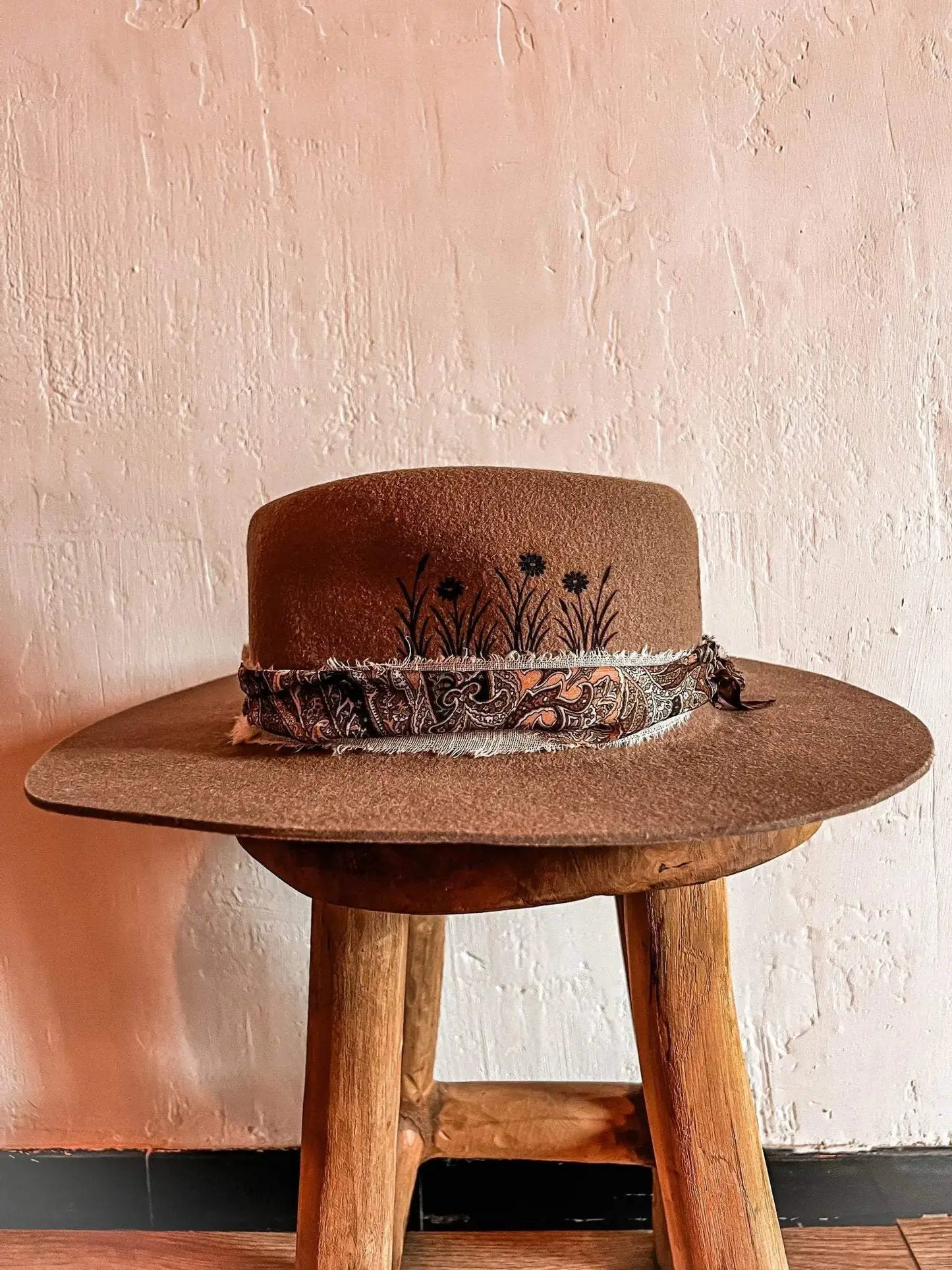 Chapeau d'été Wilder Shop avec style éclatant, parfait pour une touche d'aventure et de mode estivale.