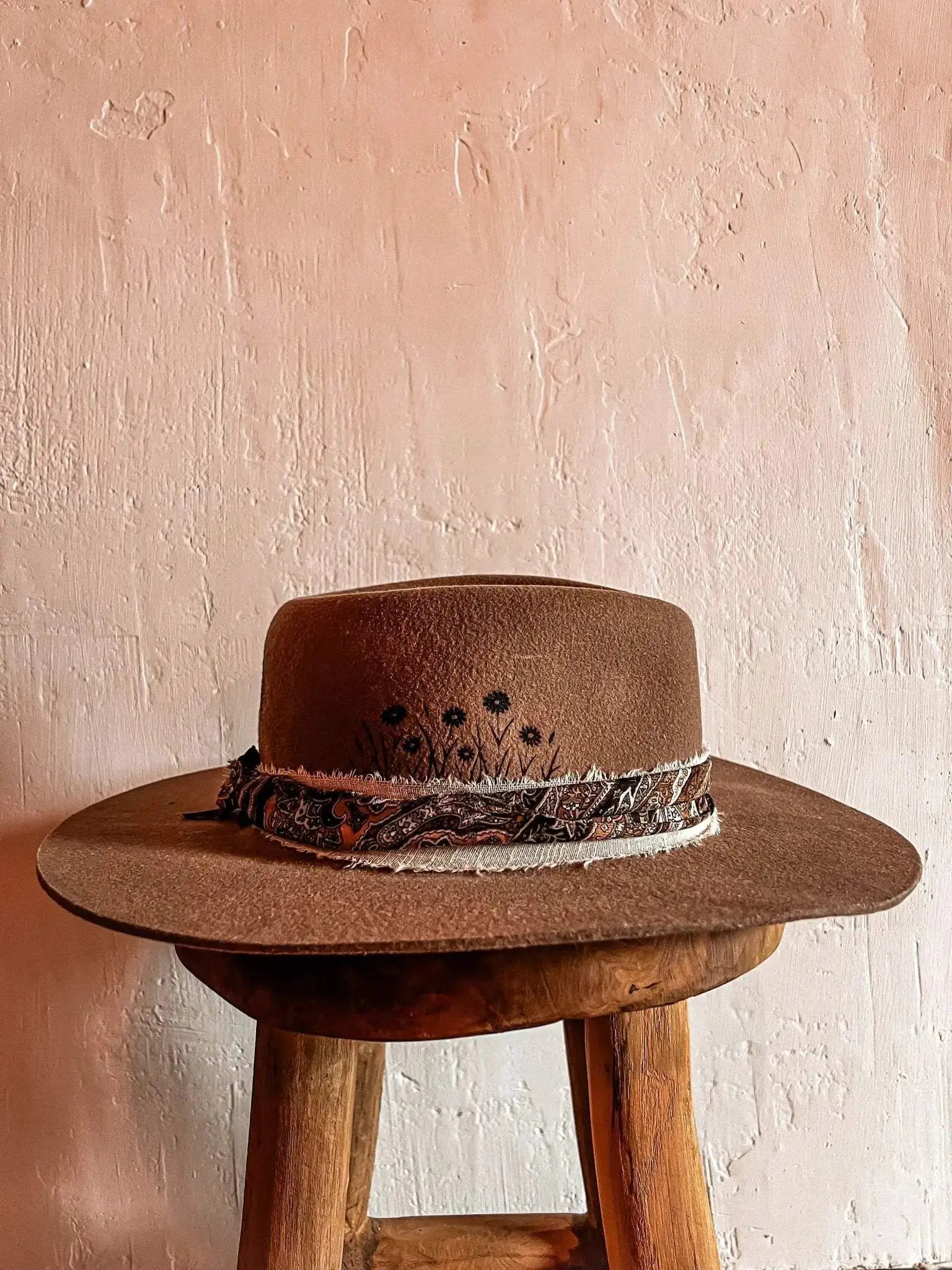 Chapeau d'été élégant de la marque Wilder Shop, avec un style aventure pour un look unique et tendance.