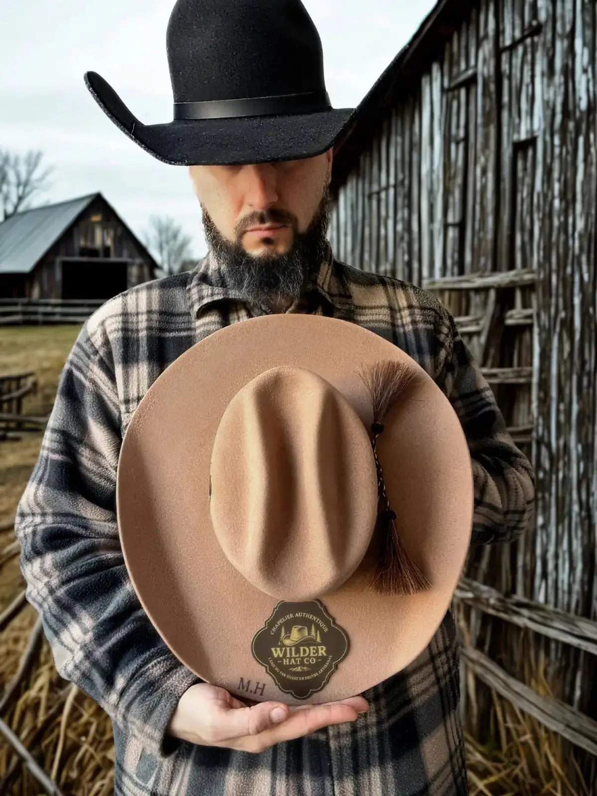 Chapeau Wilder Shop Le Severall 100% lapin par Wilder Hat Co, en pelage doux et élégant, porté sur une mannequin.