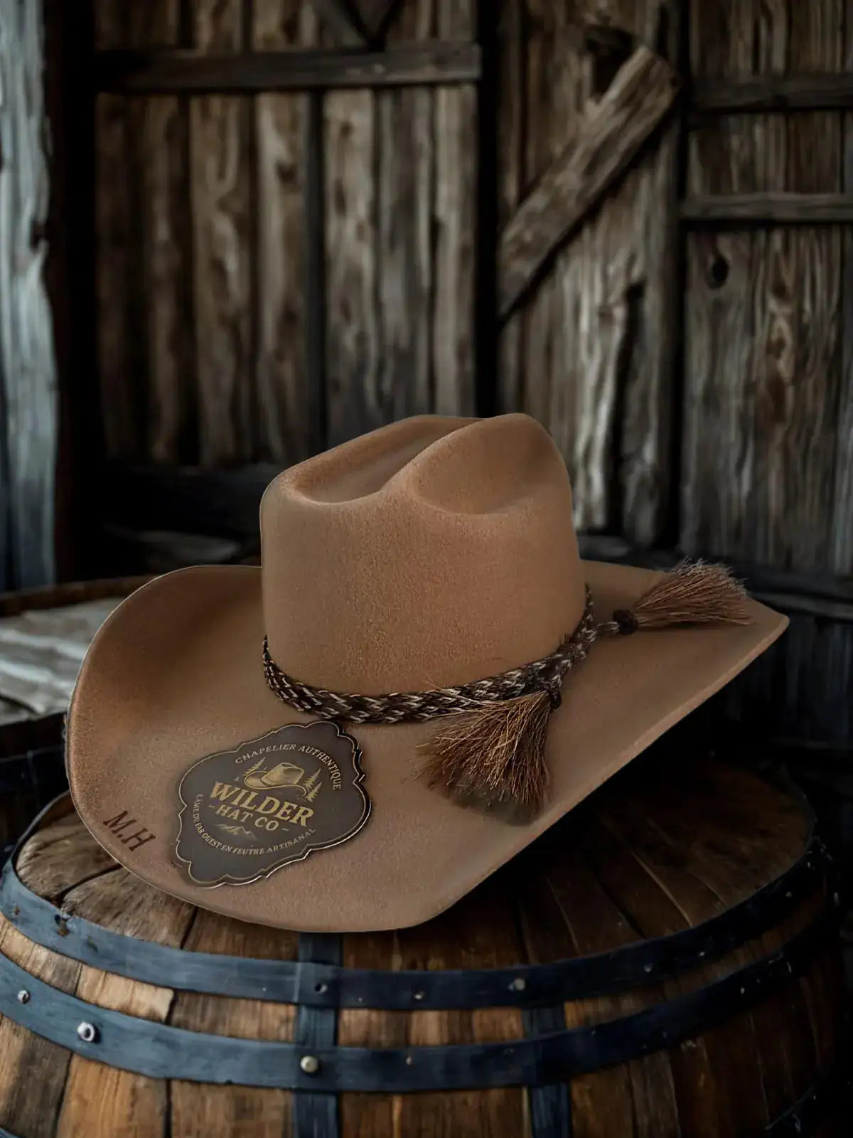 Chapeau Wilder Severall 100 % lapin par Wilder Hat Co, élégant et doux, en fourrure de lapin, porté par un modèle.