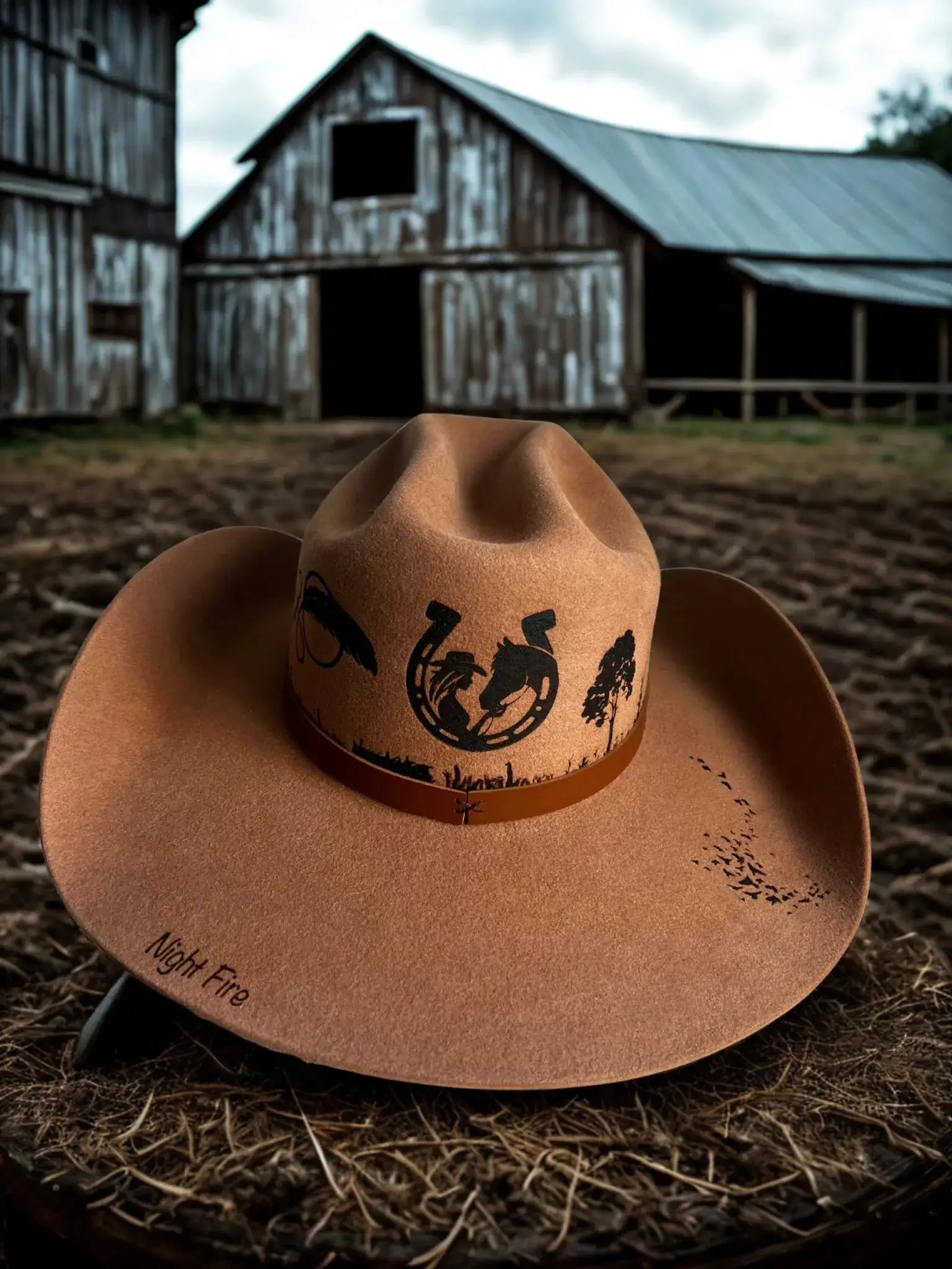 Chapeau de cowgirl personnalisé Wendy Legacy 30X pour barrel racing, en feutre avec bord large, porté par une cowgirl.