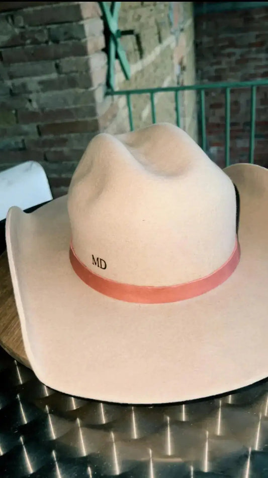 Chapeau Saddle Blush de Wilder Shop, élégant chapeau secret des plaines avec une touche d'aventure dusty, vue de face.