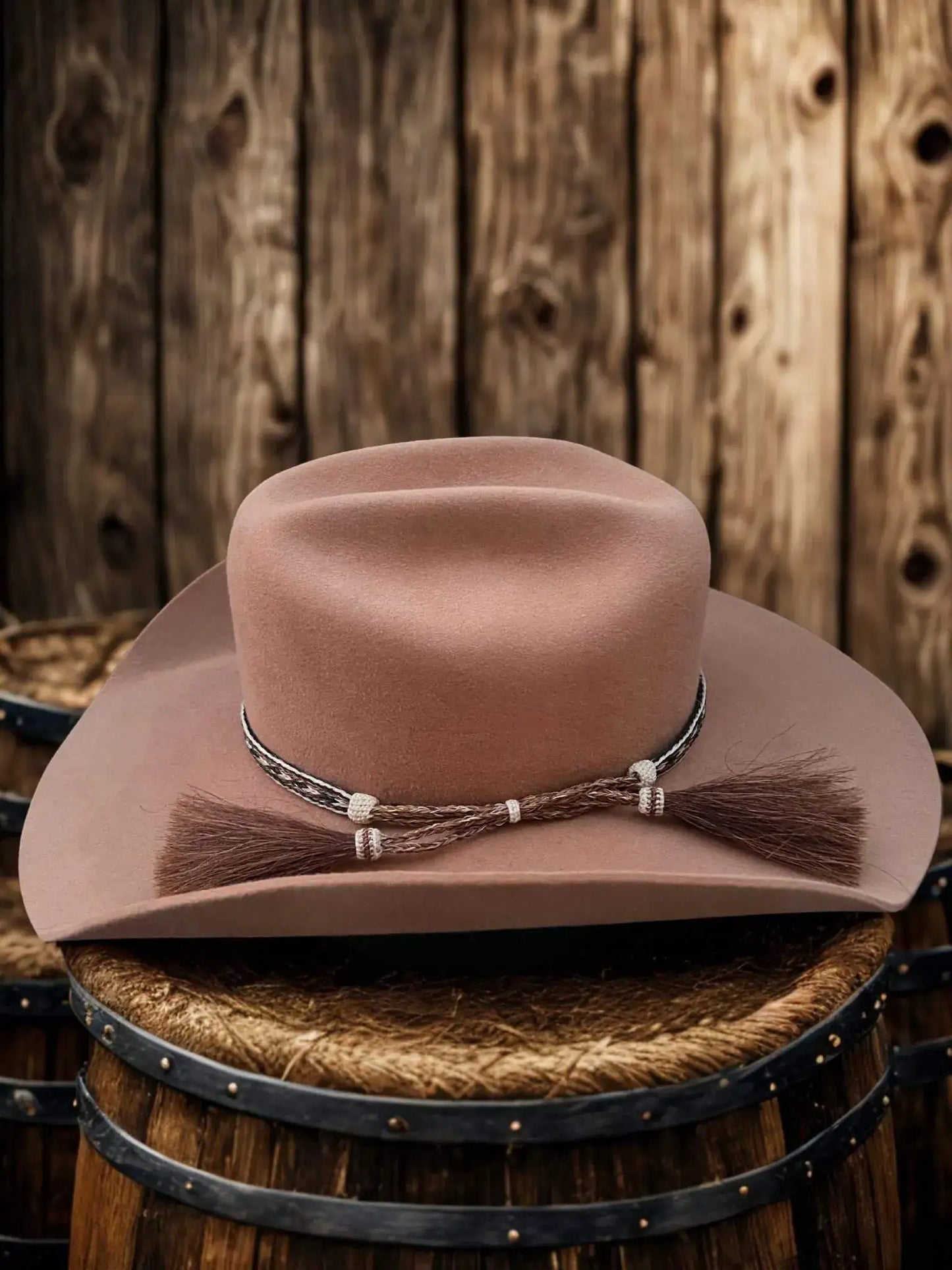 Chapeau cowboy 50X en fourrure de castor, modèle "The Legacy" de Wilder Shop, avec bord et décoration traditionnelle.