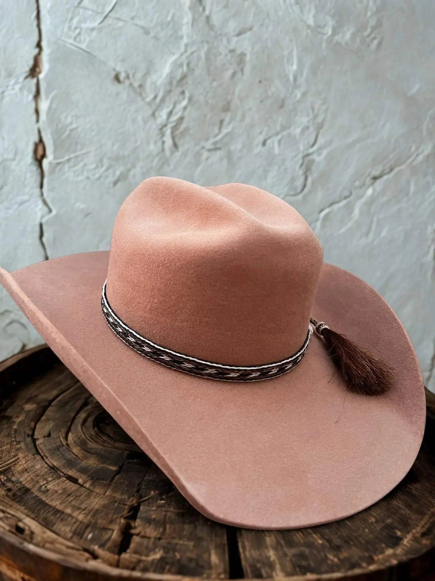 Chapeau cowboy 50X en fourrure de castor de la marque Wilder Shop, vue en gros plan avec bord large et finition élégante.