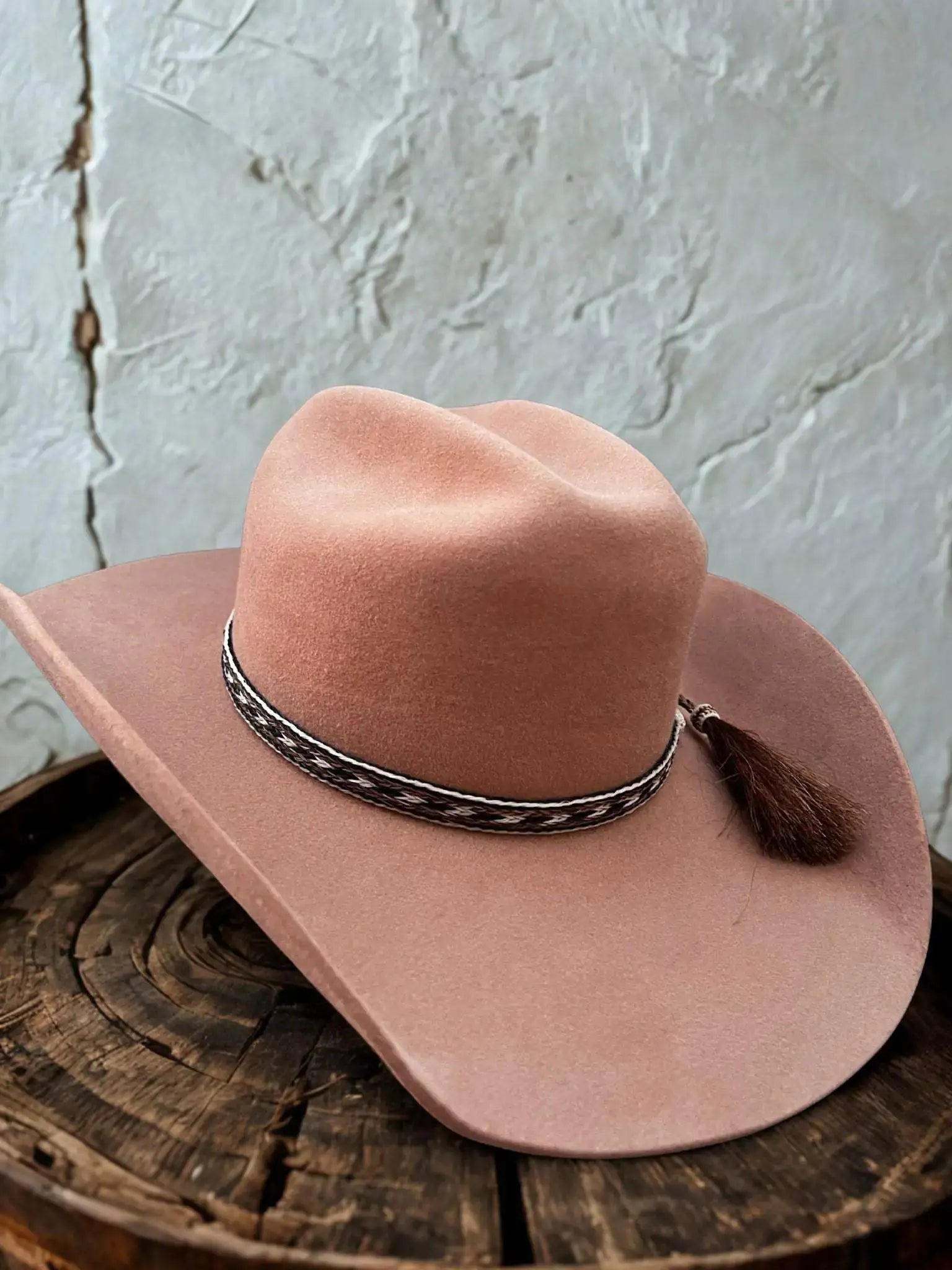 Chapeau cowboy 50X en fourrure de castor de la marque Wilder Shop, vue en gros plan avec bord large et finition élégante.