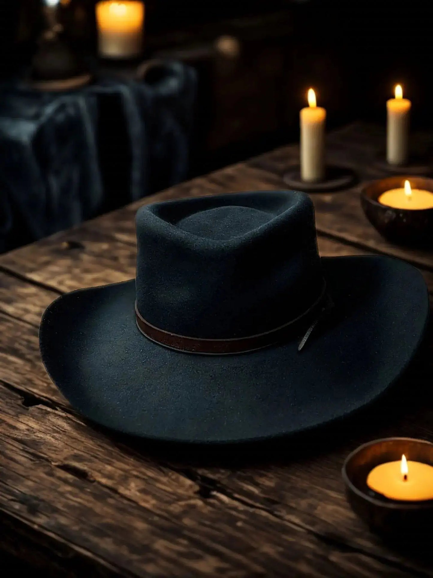 Chapeau patriarche solitaire de Wilder Hat Co, en laine, avec large bord et style classique, posé sur une surface en bois.