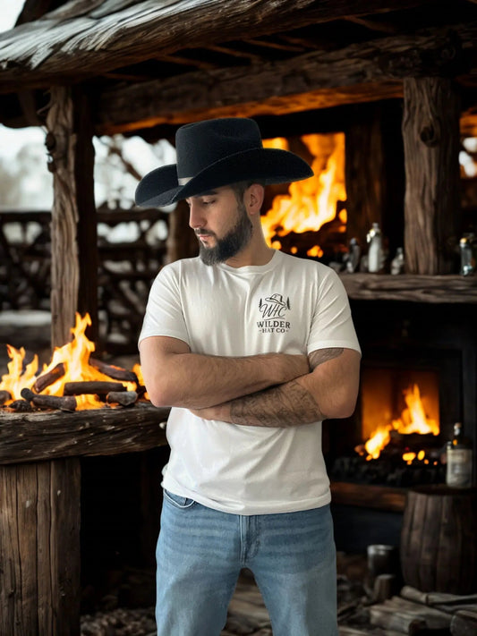 T-shirt décontracté pour un style décontracté, conçu par Wilder Hat Co, en coton gris avec logo sur la poitrine.