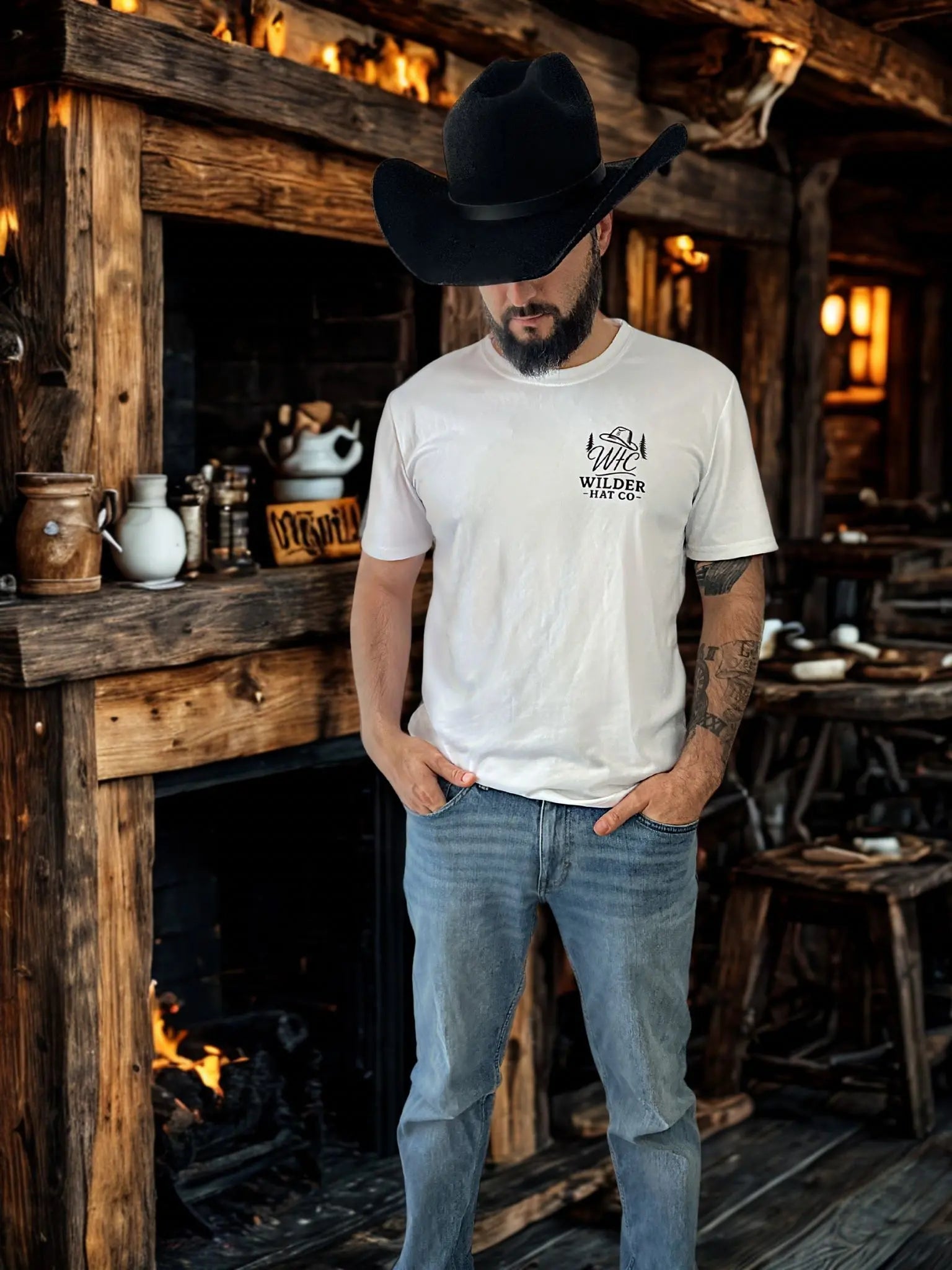 T-shirt décontracté pour un style casual, conçu par Wilder Hat Co, en coton blanc avec logo discret.