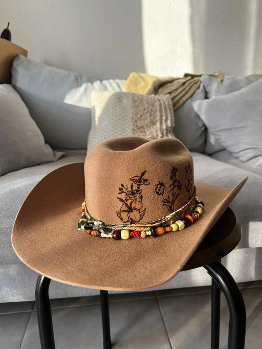 Chapeau Rosebug Wilder avec motif floral, coccinelle porte-bonheur et style western, en tissu léger et tendance.
