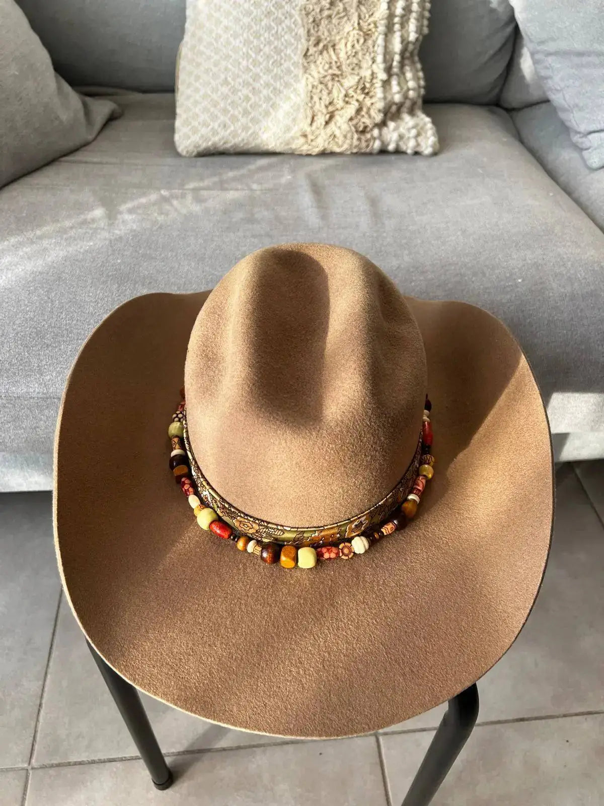 Chapeau Rosebug Wilder avec motif floral, décoration coccinelle et style western, idéal pour un look élégant et original.
