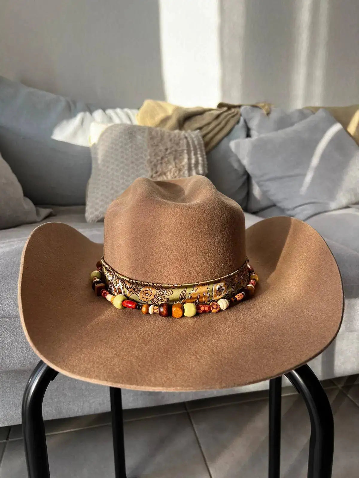 Chapeau Rosebug Wilder Shop avec motif floral, coccinelle porte-bonheur et style western, en tissu léger et élégant.