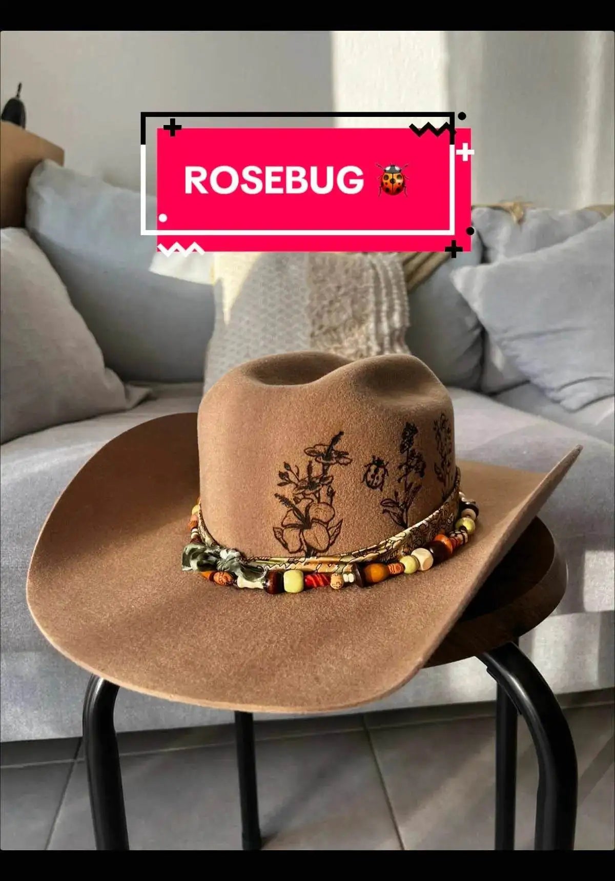 Chapeau rose avec motif floral et coccinelle, style western élégant, parfait pour un look tendance et charmant.