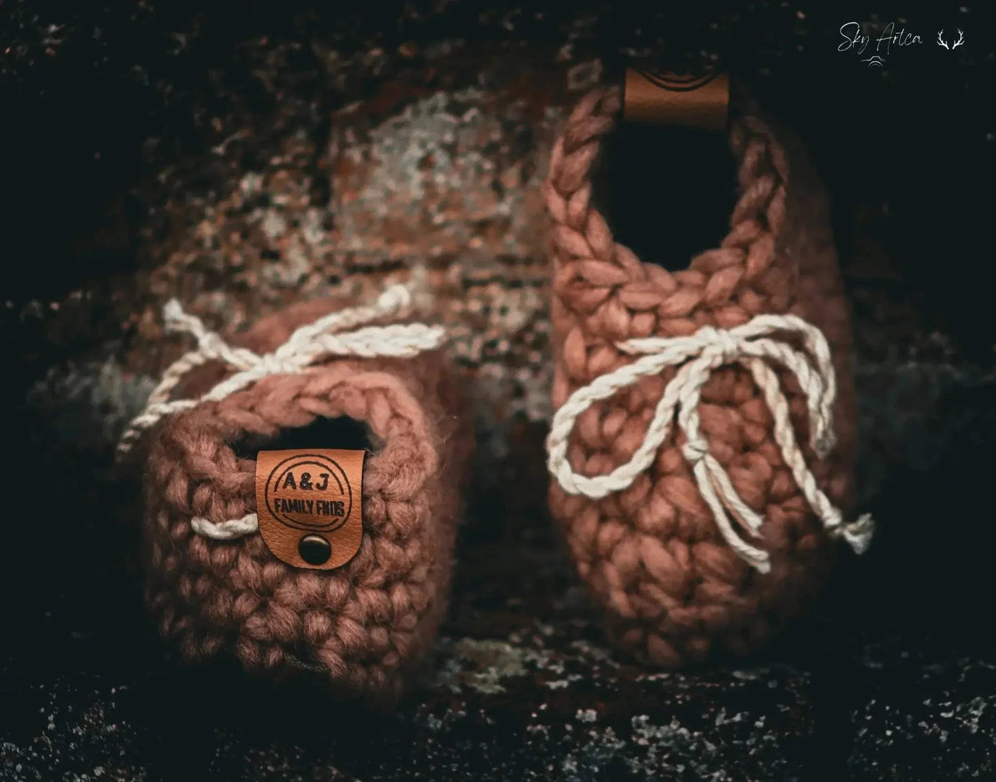 Chaussons bébé en laine naturelle modèle Loomi de Wilder Hat Co, couleur chocolat, pour bébés de 0 à 6 mois.