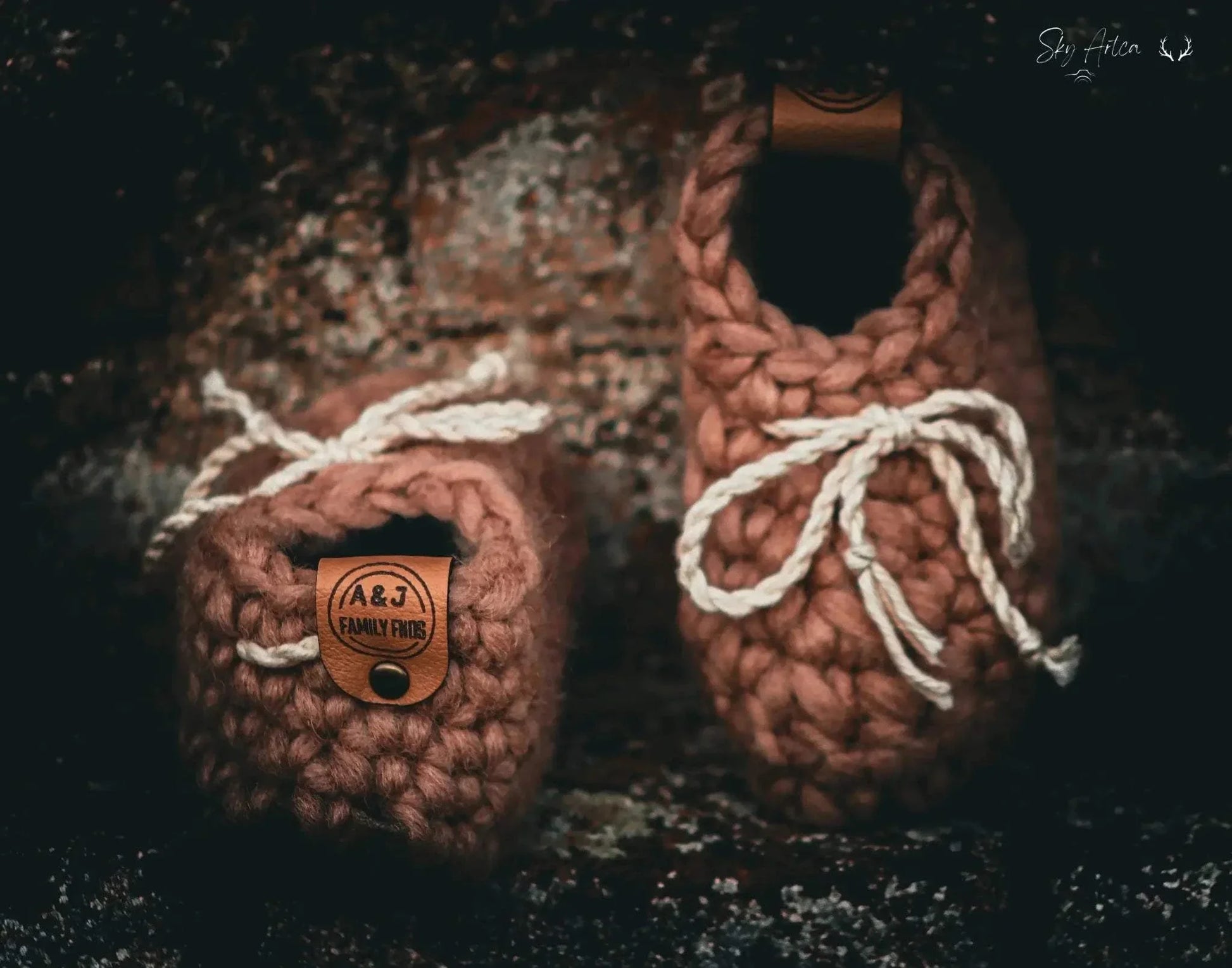 Chaussons bébé en laine naturelle modèle Loomi de Wilder Hat Co, couleur chocolat, pour bébés de 0 à 6 mois.