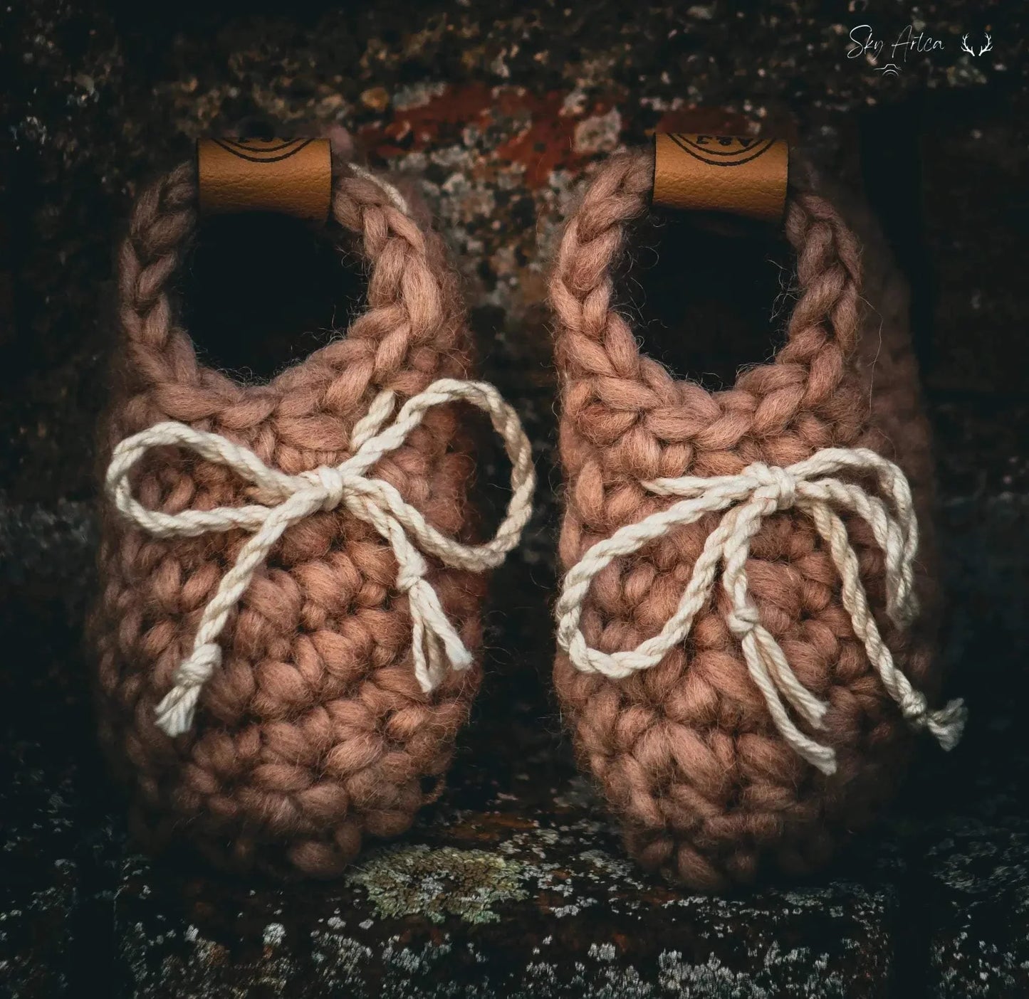 Chaussons bébé en laine naturelle modèle Loomi couleur chocolat, fabriqués par Wilder Hat Co pour bébés de 0 à 6 mois.