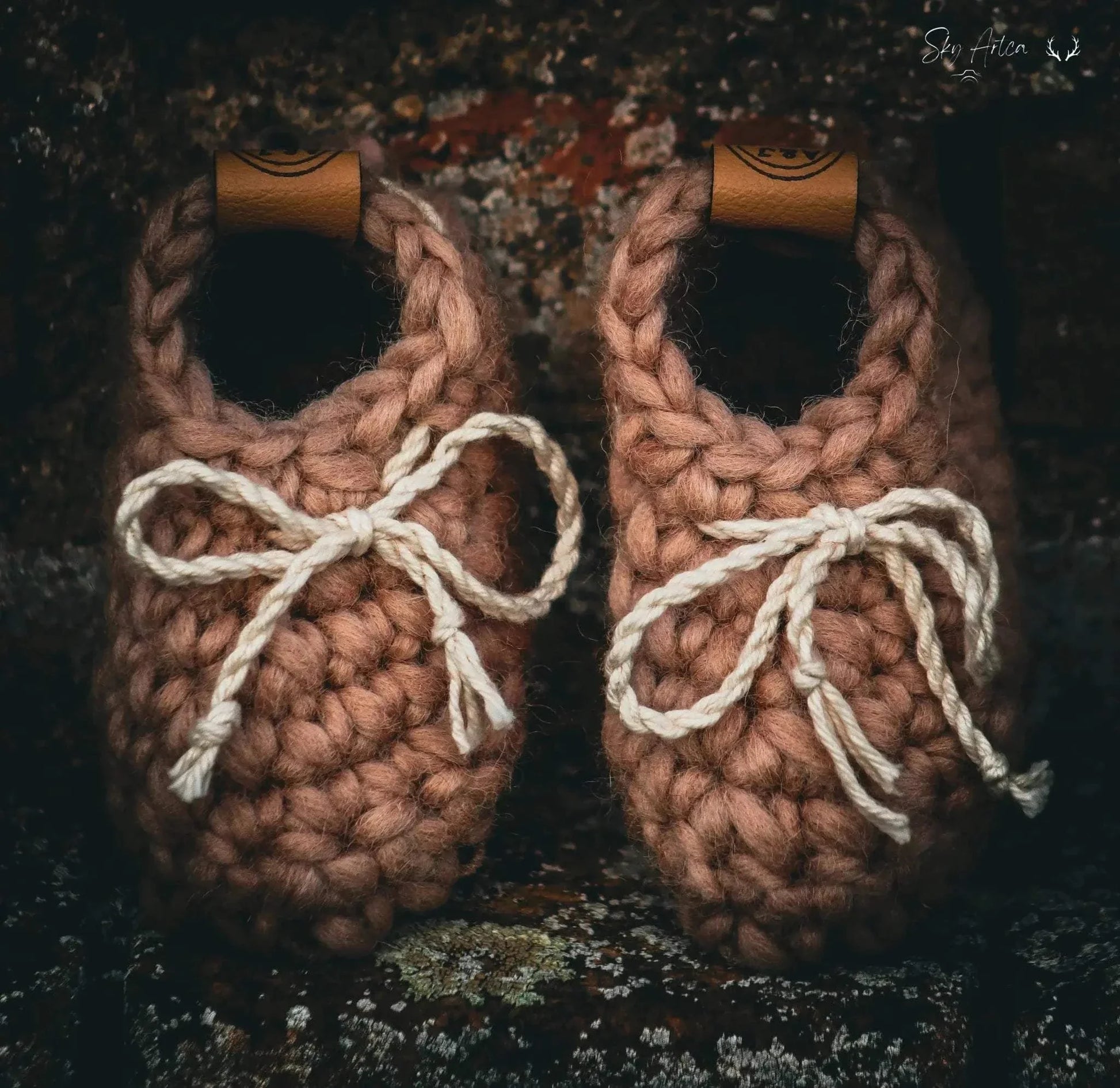 Chaussons bébé en laine naturelle modèle Loomi couleur chocolat, fabriqués par Wilder Hat Co pour bébés de 0 à 6 mois.