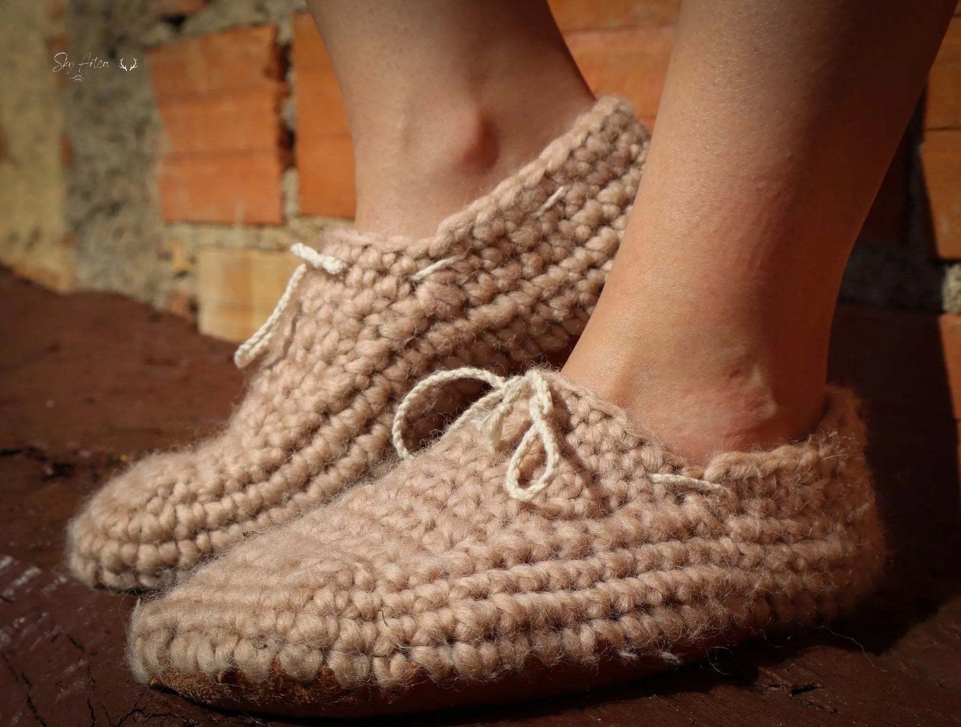 Chaussons bébé en laine naturelle modèle Loomi couleur chocolat de Wilder Hat Co, taille 0-6 mois, 11 cm, confort et douceur