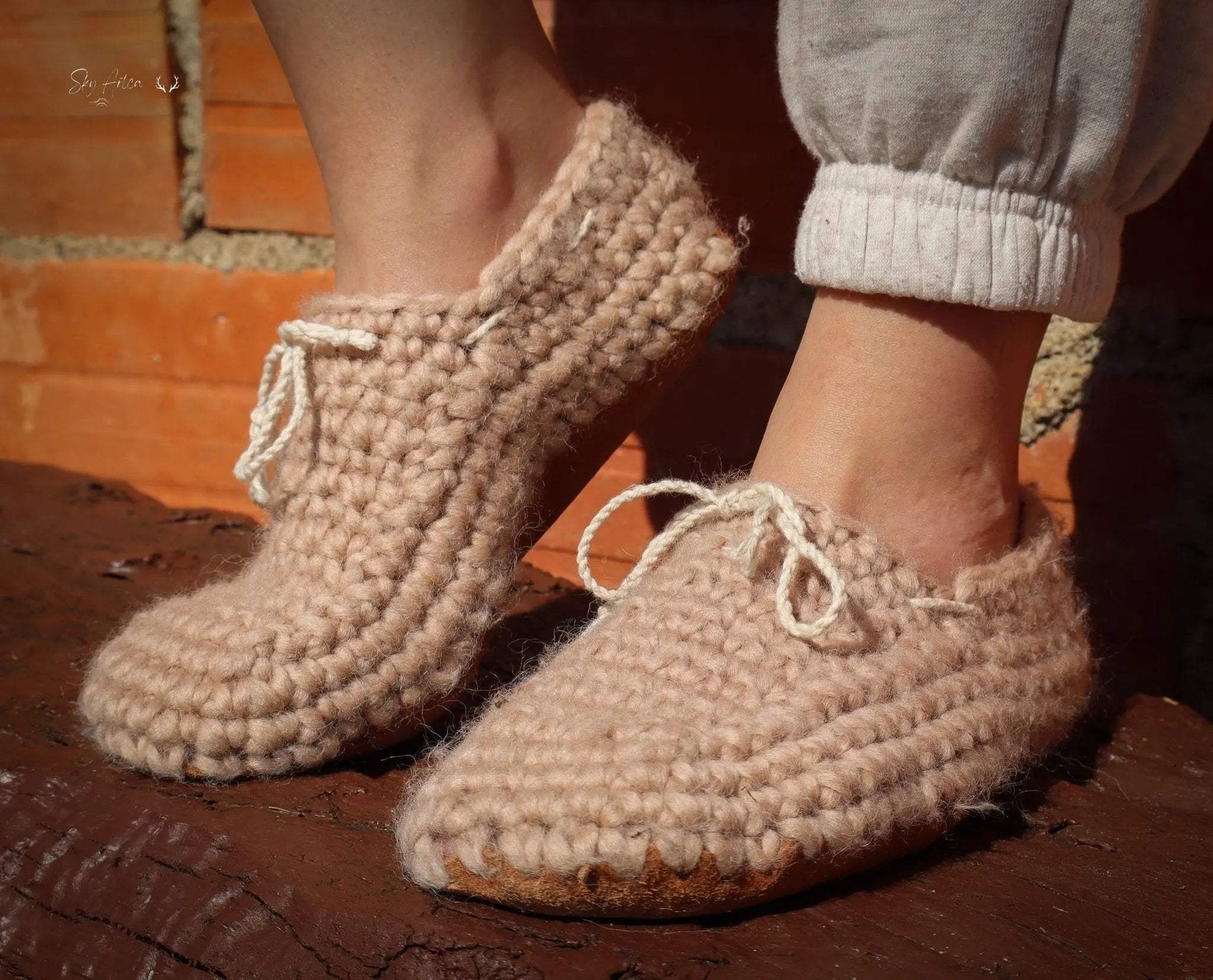 Chaussons bébé en laine naturelle modèle Loomi de Wilder Hat Co, couleur chocolat, pour bébé de 0-6 mois, 11 cm.