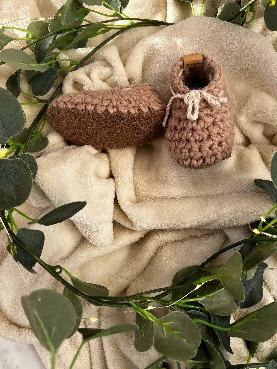 Chaussons bébé en laine naturelle modèle Loomi couleur chocolat, taille 0-6 mois, fabriqués par Wilder Hat Co.