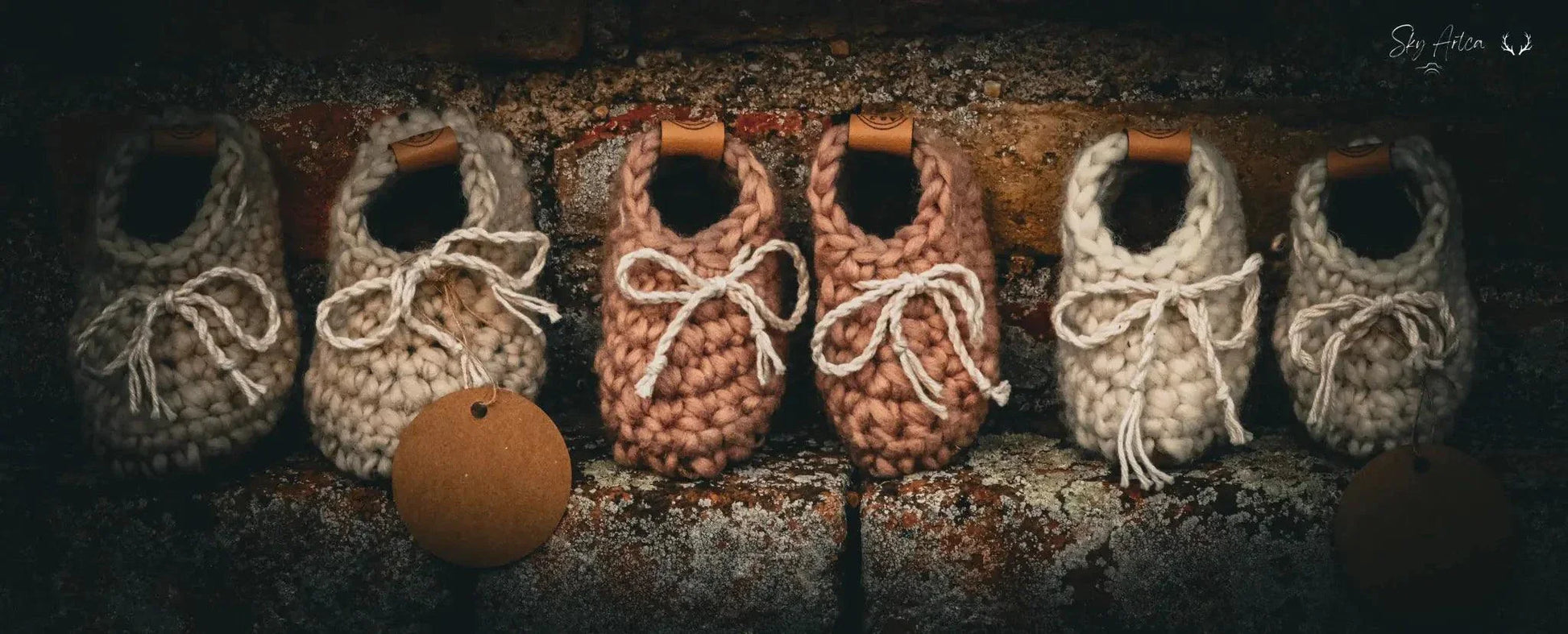 Chaussons bébé en laine naturelle modèle Loomi de Wilder Hat Co, couleur chocolat, pour bébés de 0 à 6 mois, 11 cm.