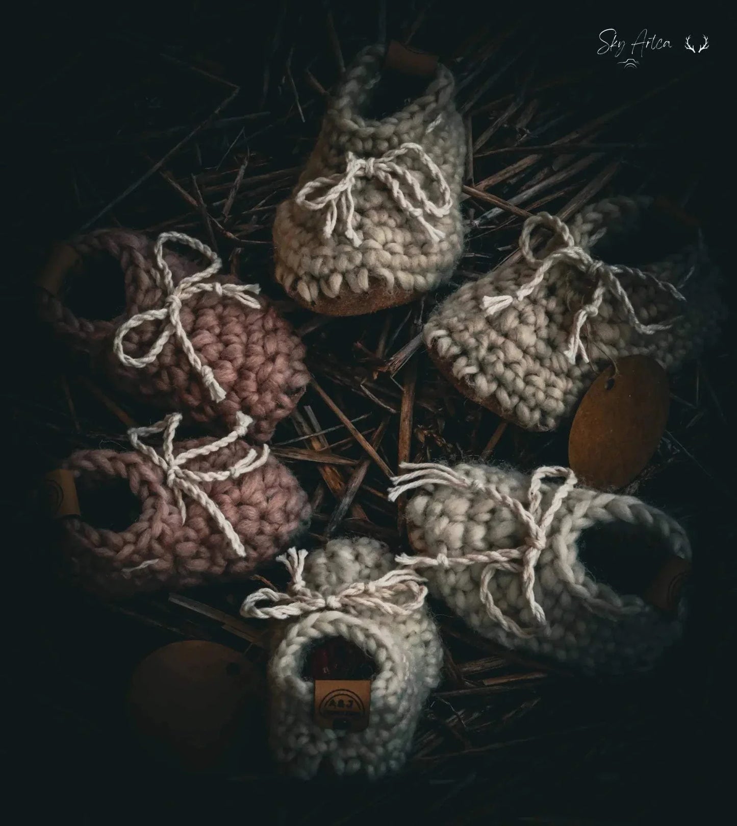 Chaussons bébé en laine naturelle modèle Loomi de Wilder Hat Co, couleur chocolat, pour bébés de 0-6 mois, 11cm.