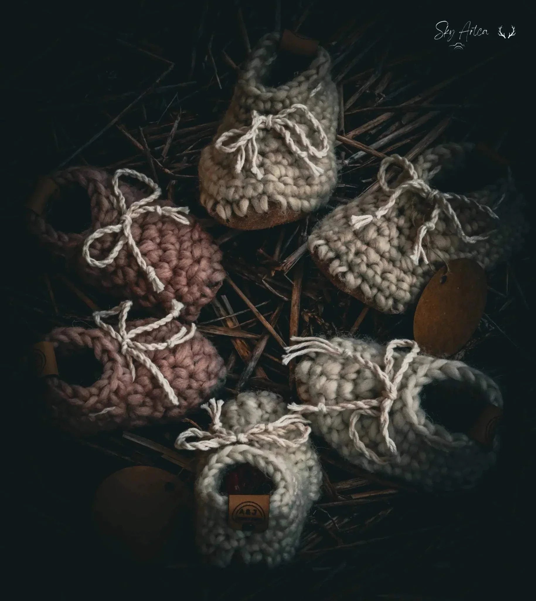 Chaussons bébé en laine naturelle modèle Loomi de Wilder Hat Co, couleur chocolat, pour bébés de 0-6 mois, 11cm.