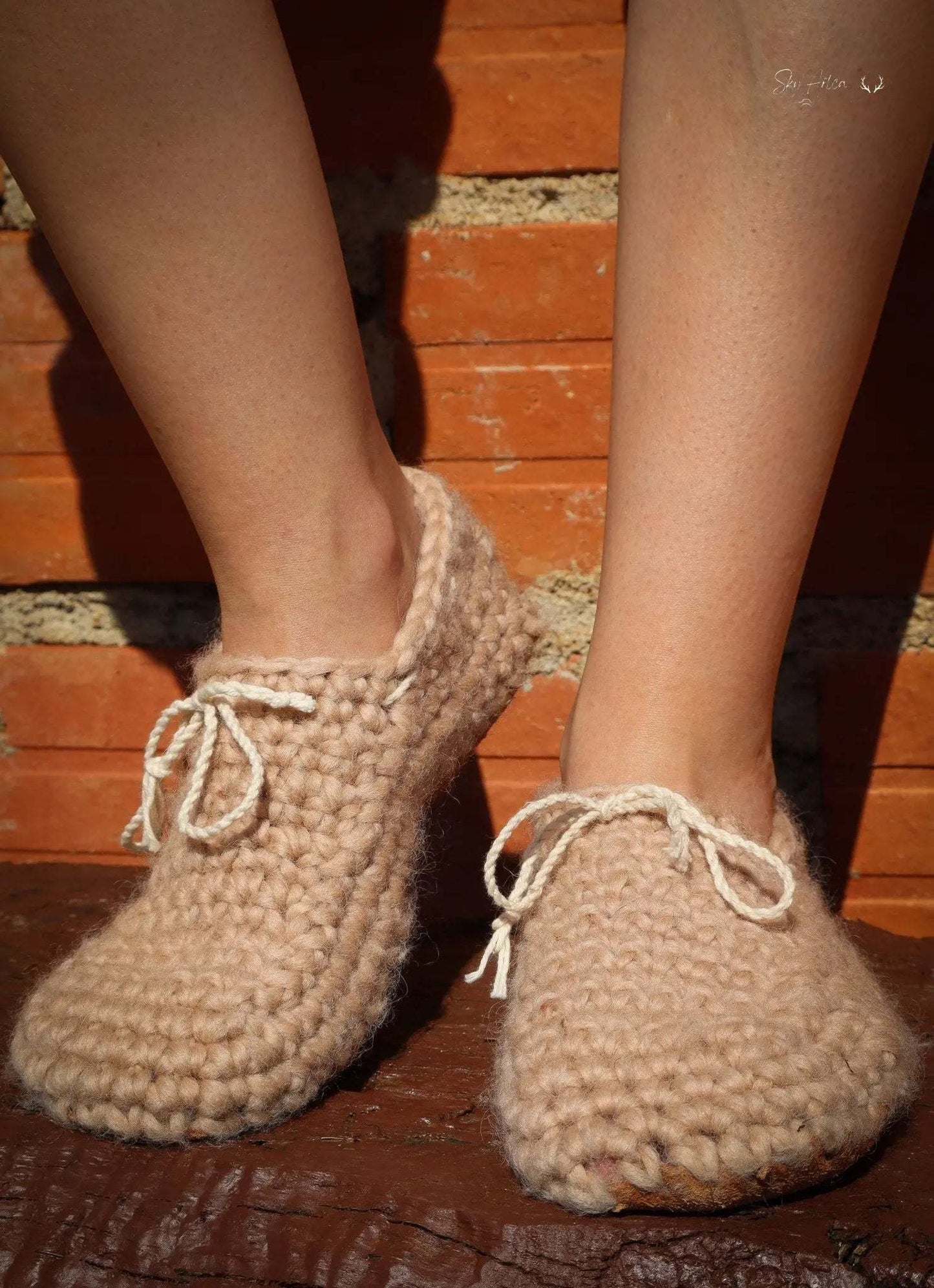 Chaussons bébé en laine naturelle modèle Loomi de Wilder Hat Co, couleur chocolat, pour bébé de 0 à 6 mois.