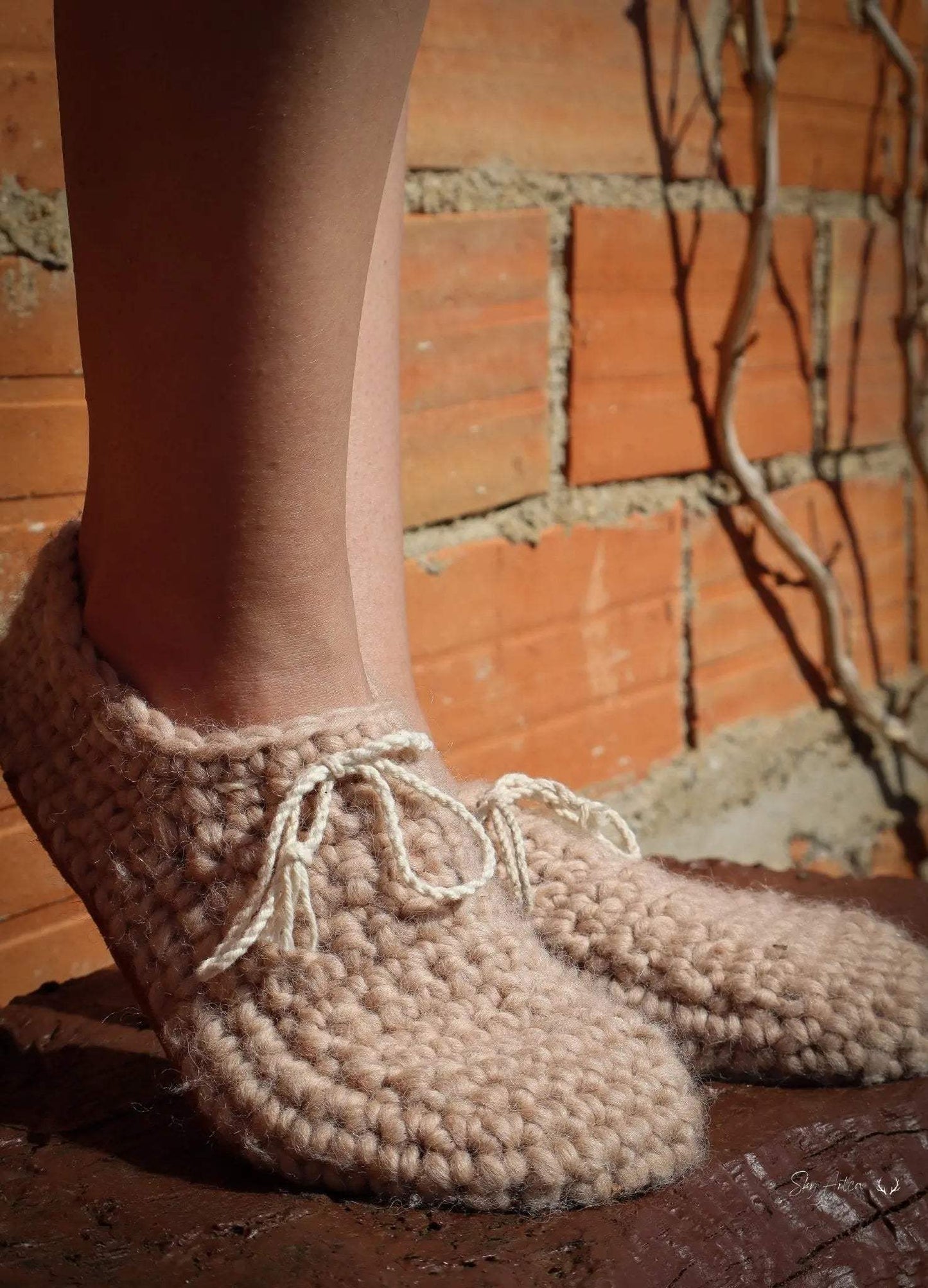 Chaussons bébé en laine naturelle modèle Loomi de Wilder Hat Co, couleur chocolat, pour bébé de 0-6 mois.