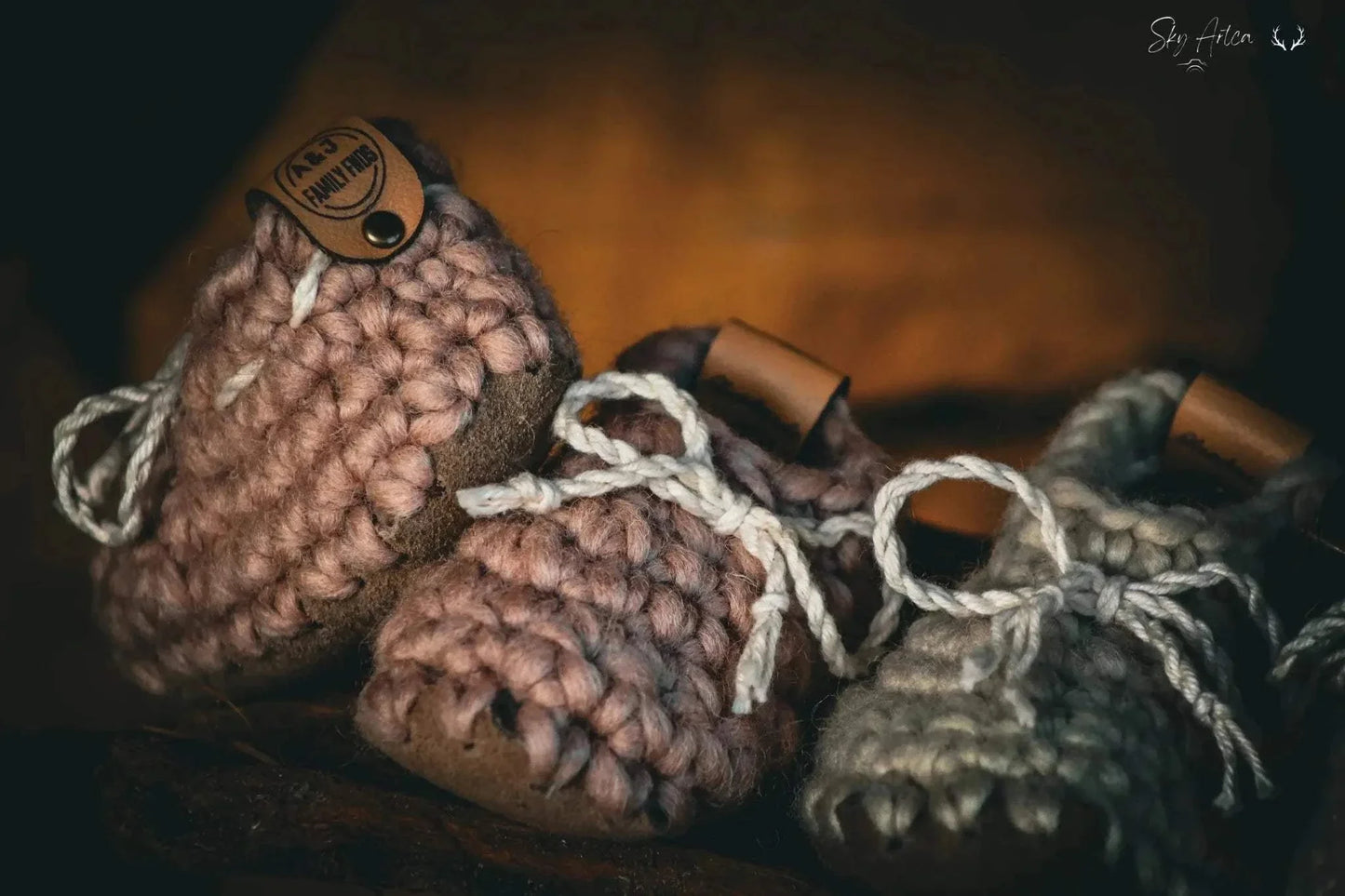 Chaussons bébé en laine naturelle modèle Loomi couleur chocolat de Wilder Hat Co, adaptés pour bébés de 0 à 6 mois.