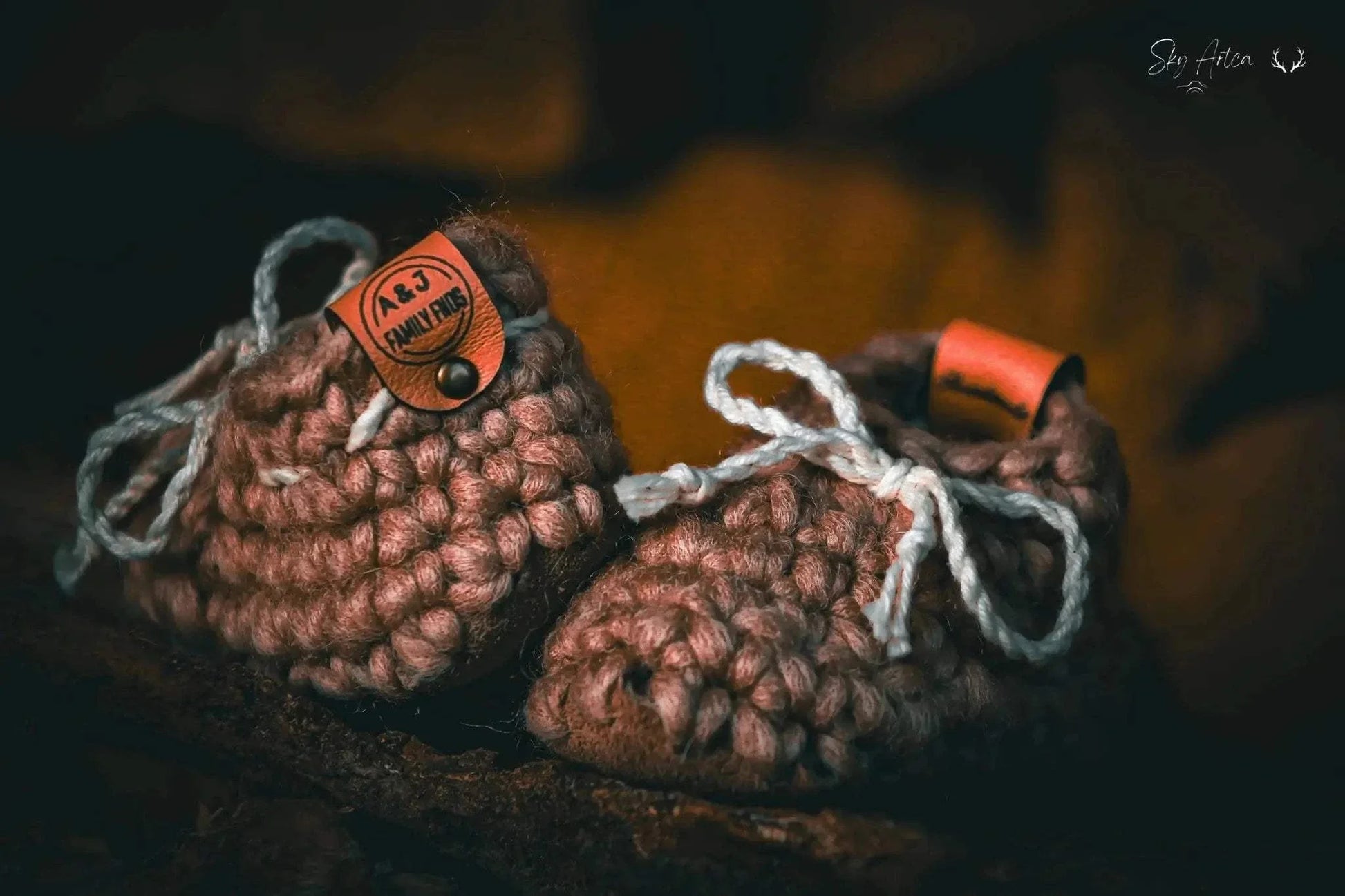 Chaussons bébé en laine naturelle modèle Loomi couleur chocolat, douceur et confort pour bébé de 0-6 mois, Wilder Hat Co.
