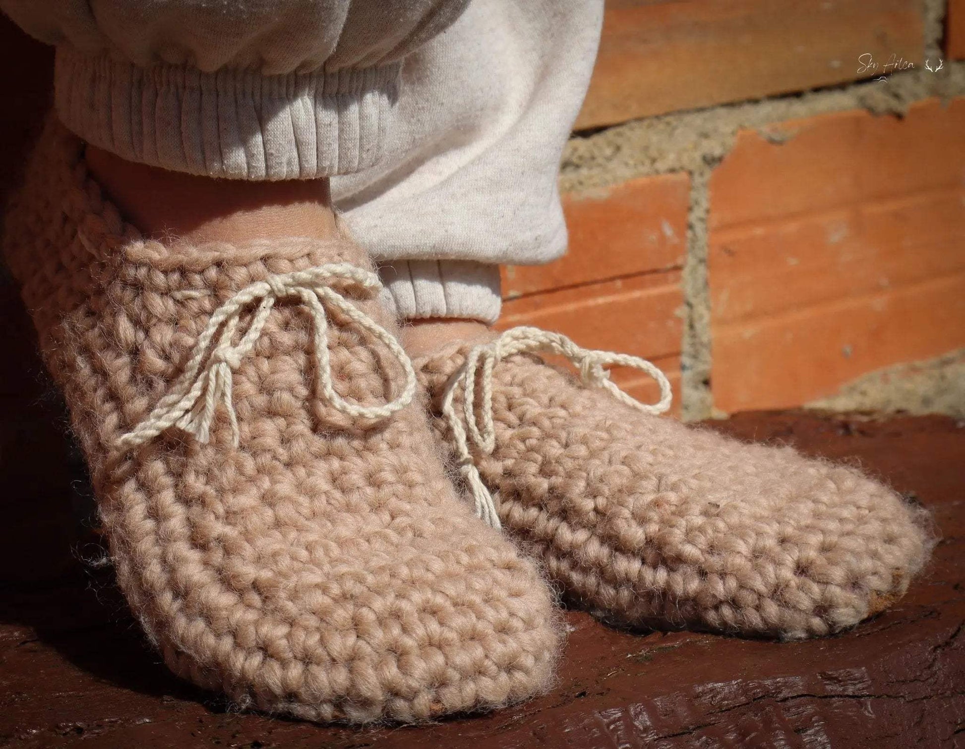 Chaussons bébé en laine naturelle modèle Loomi couleur chocolat de Wilder Hat Co, taille 0-6 mois, 11 cm.