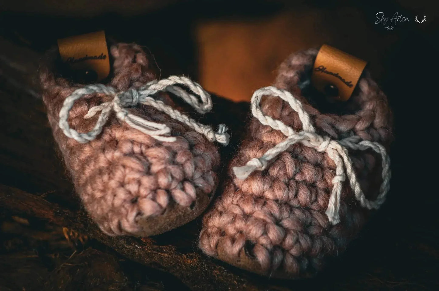 Chaussons bébé en laine naturelle modèle Loomi de Wilder Hat Co, couleur chocolat, pour bébé de 0-6 mois.