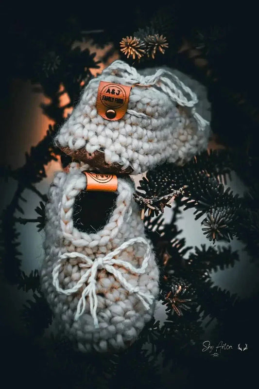 Chaussons bébé en laine naturelle modèle Loomi de Wilder Hat Co, couleur coton, doux et confortables pour les tout-petits.