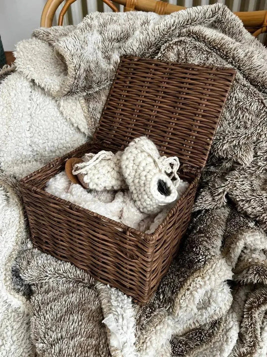 Chaussons bébé en laine naturelle modèle Loomi de Wilder Hat Co, couleur coton, douce et confortable pour les tout-petits.