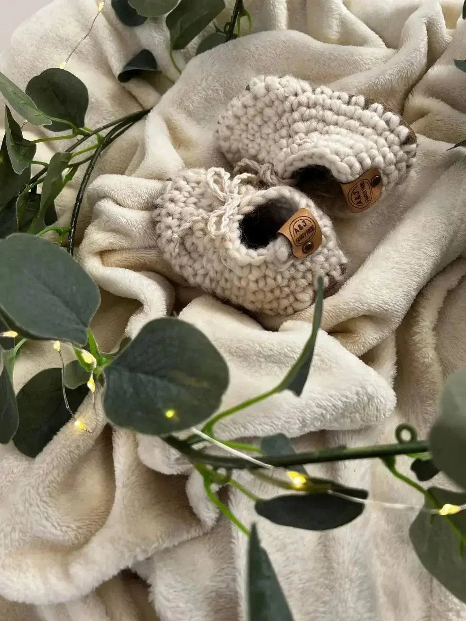 Chaussons bébé en laine naturelle Modèle Loomi de Wilder Hat Co, couleur coton, doux et confortables pour petits pieds.