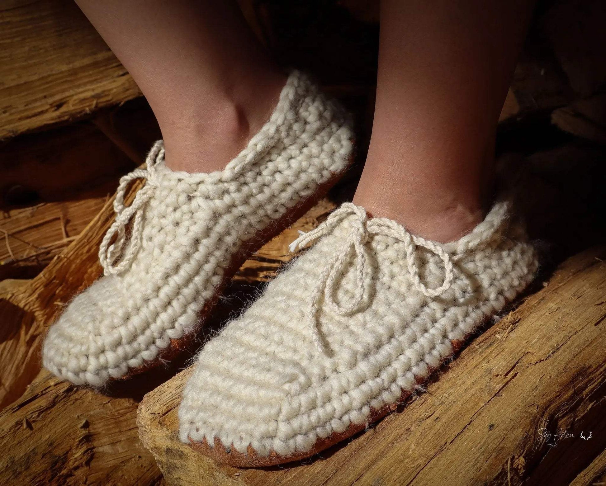 Chaussons bébé en laine naturelle modèle Loomi de Wilder Hat Co, couleur coton, confort et chaleur pour petits pieds.