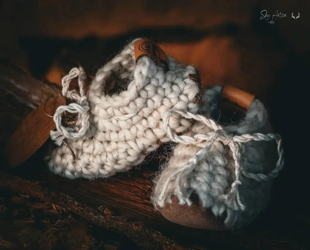 Chaussons bébé en laine naturelle modèle Loomi de Wilder Hat Co, couleur coton, doux et confortable pour les petits.