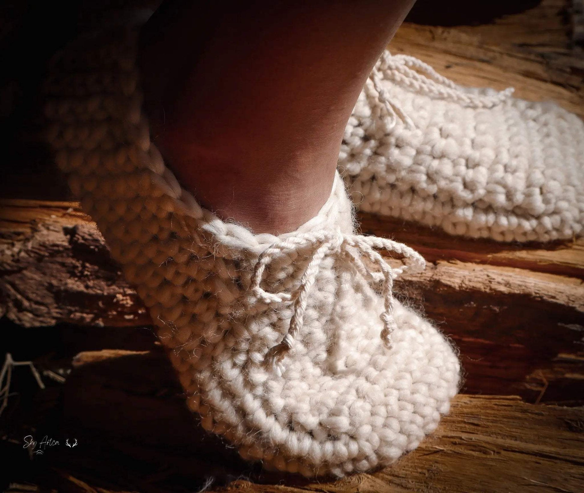 Chaussons bébé en laine naturelle modèle Loomi de Wilder Hat Co, couleur coton, confort et douceur pour les tout-petits.