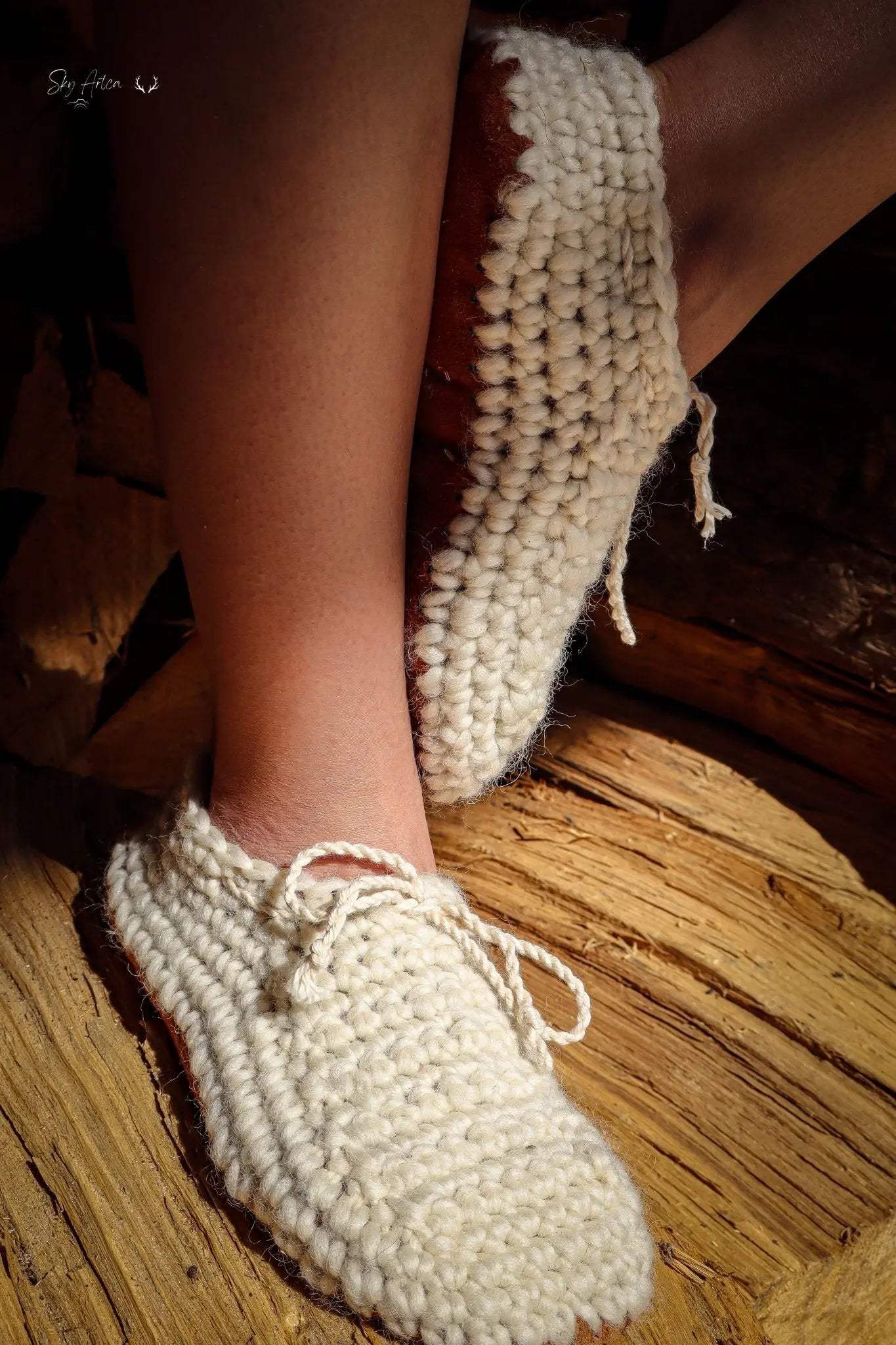 Chaussons bébé en laine naturelle modèle Loomi de Wilder Hat Co, couleur coton, avec doublure douce et semelle souple.