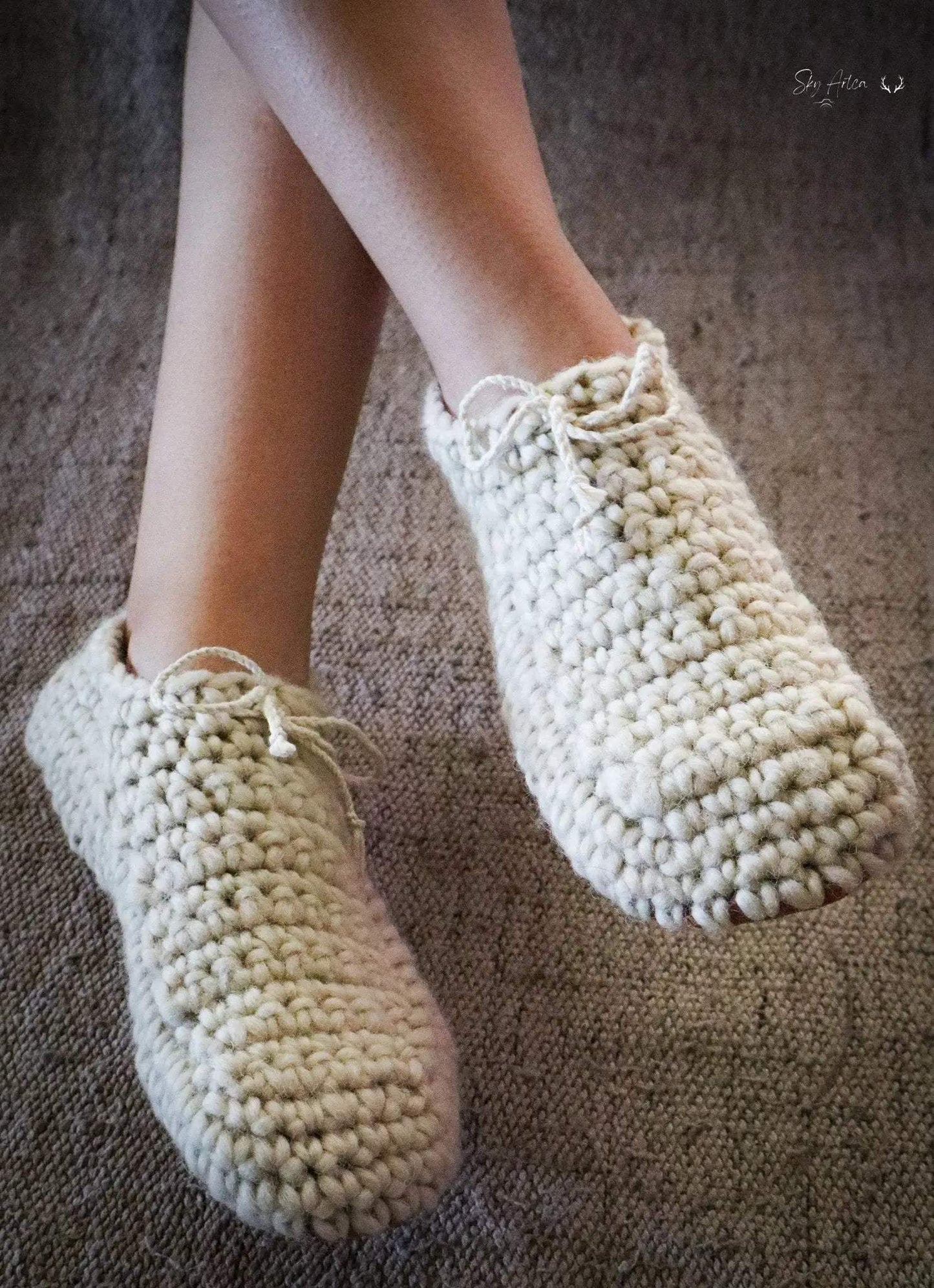 Chaussons bébé en laine naturelle modèle Loomi de Wilder Hat Co, couleur coton, doux et confortables pour les tout-petits.